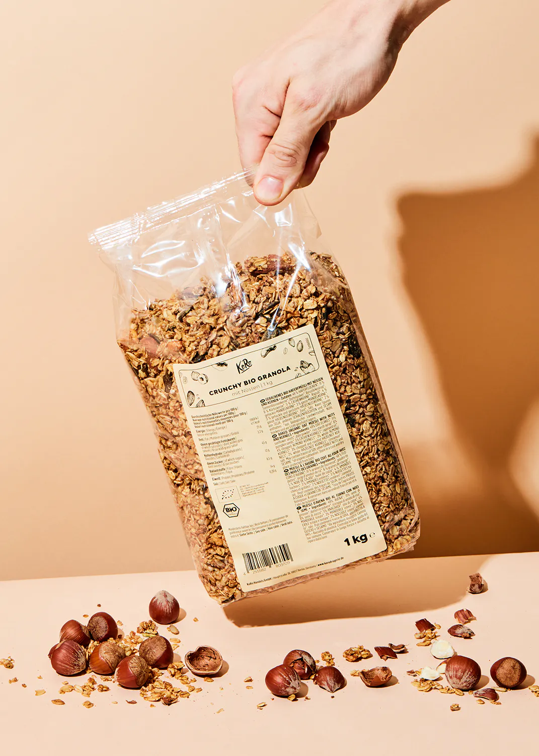une personne tient un sac de granola sur une table
