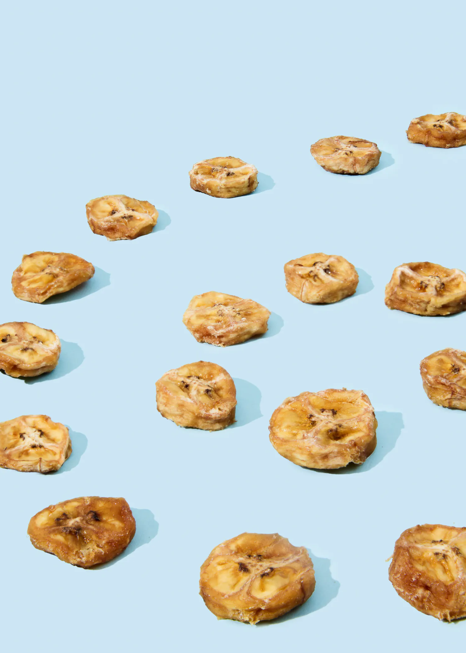 eine Reihe von Bananenscheiben auf blauem Hintergrund