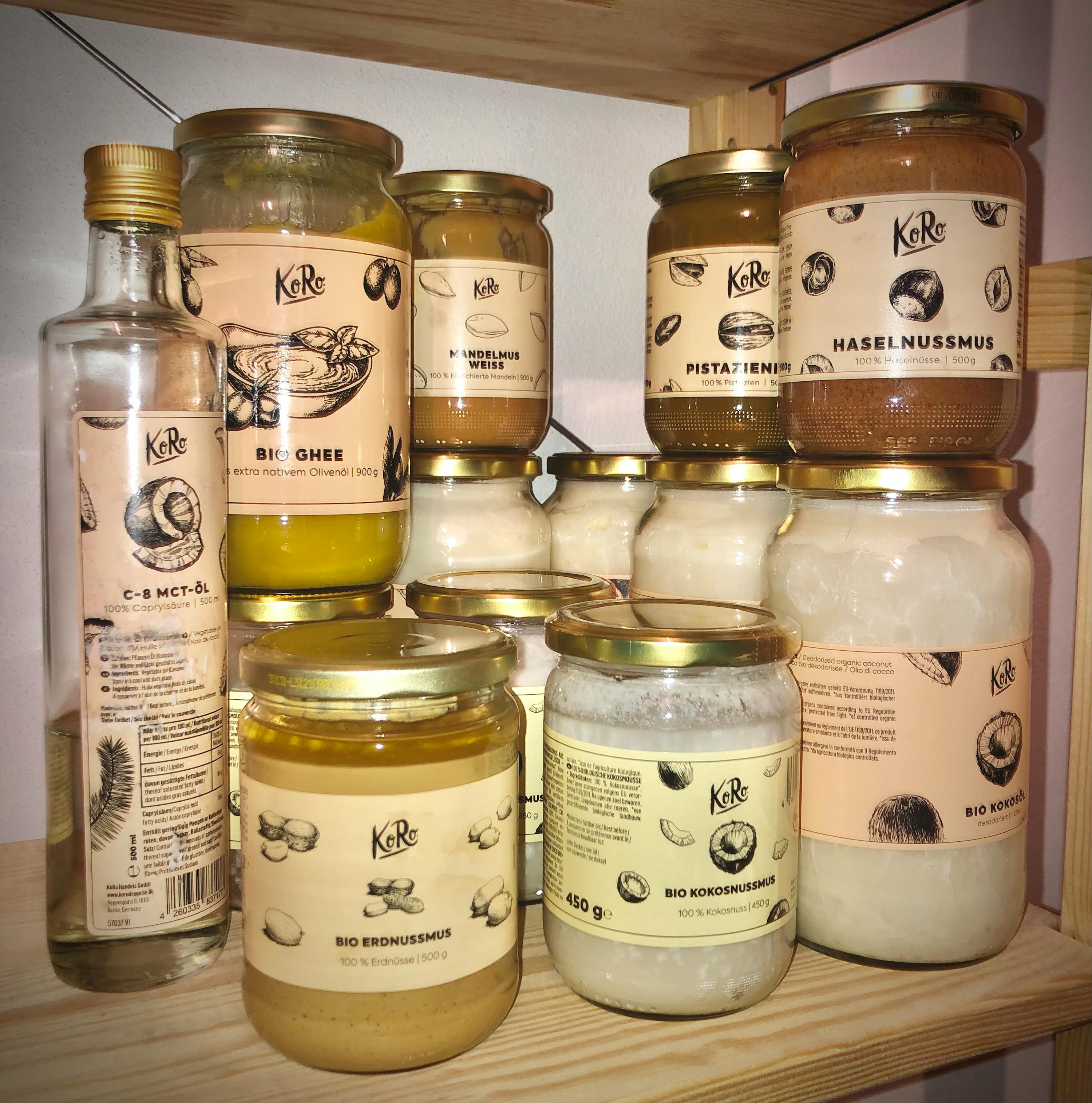 un scaffale pieno di diversi barattoli di cibo e una bottiglia di olio