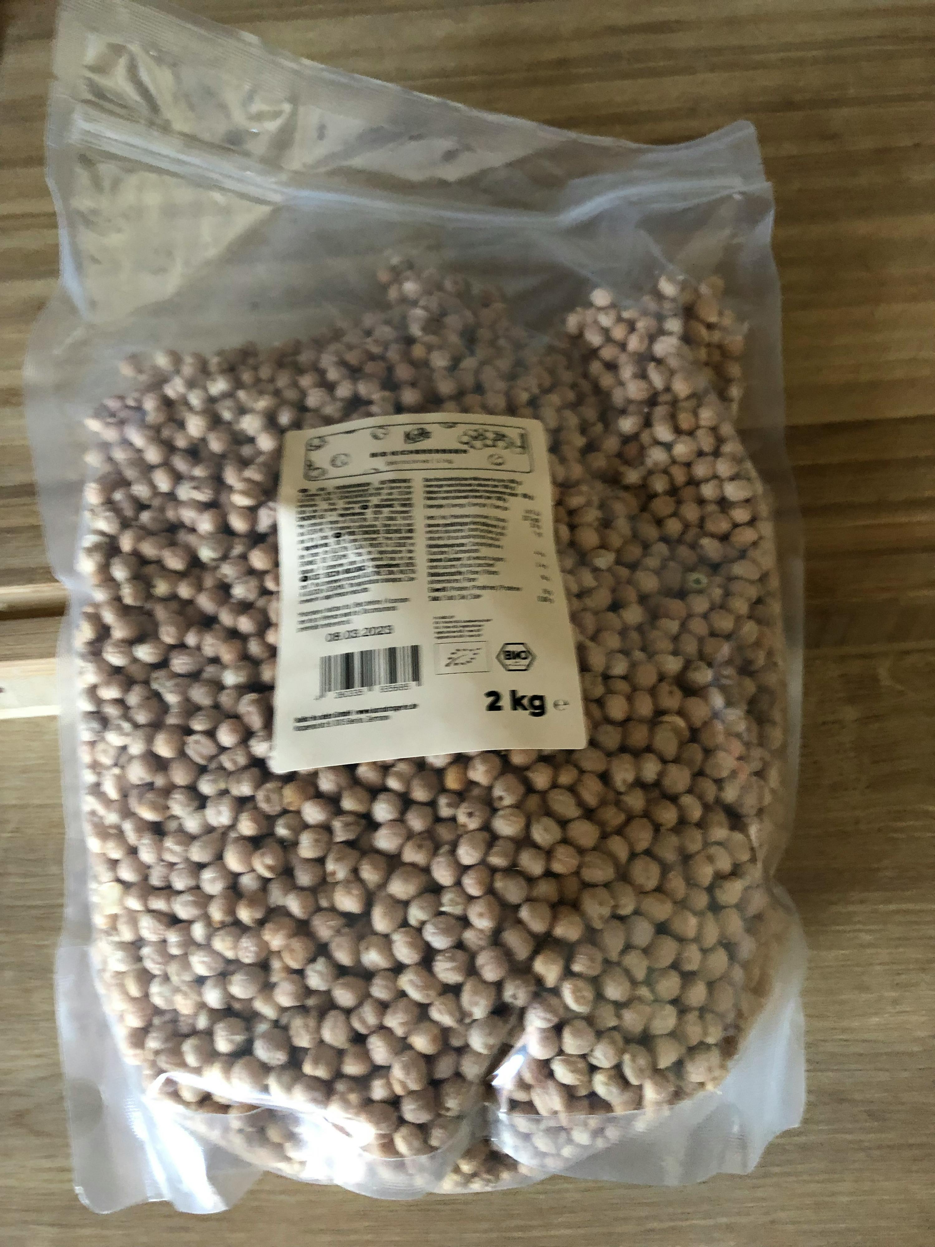 un sac de pois chiches avec une étiquette de 2 kg