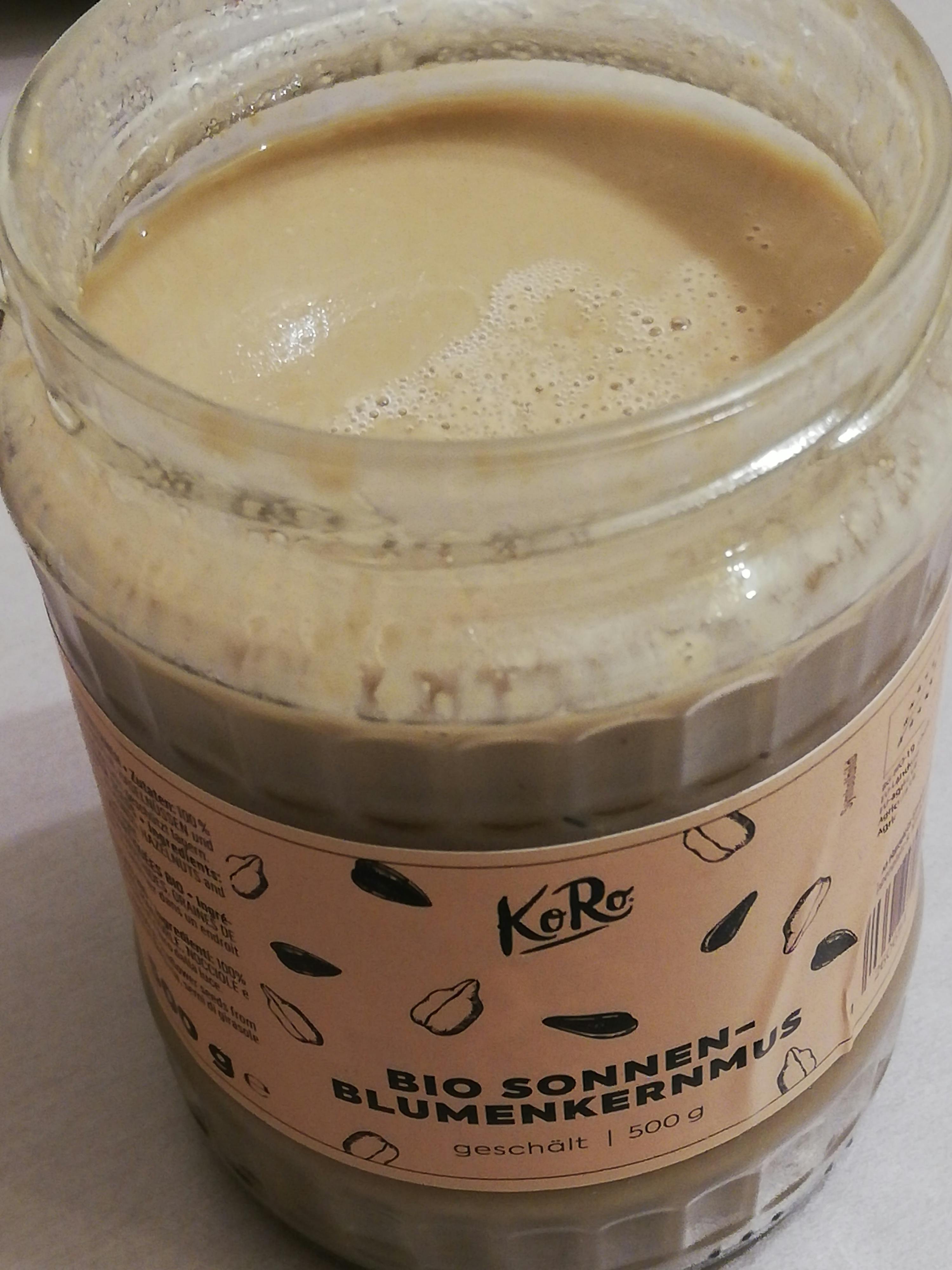 un gros plan d' un pot de beurre de tournesol bio