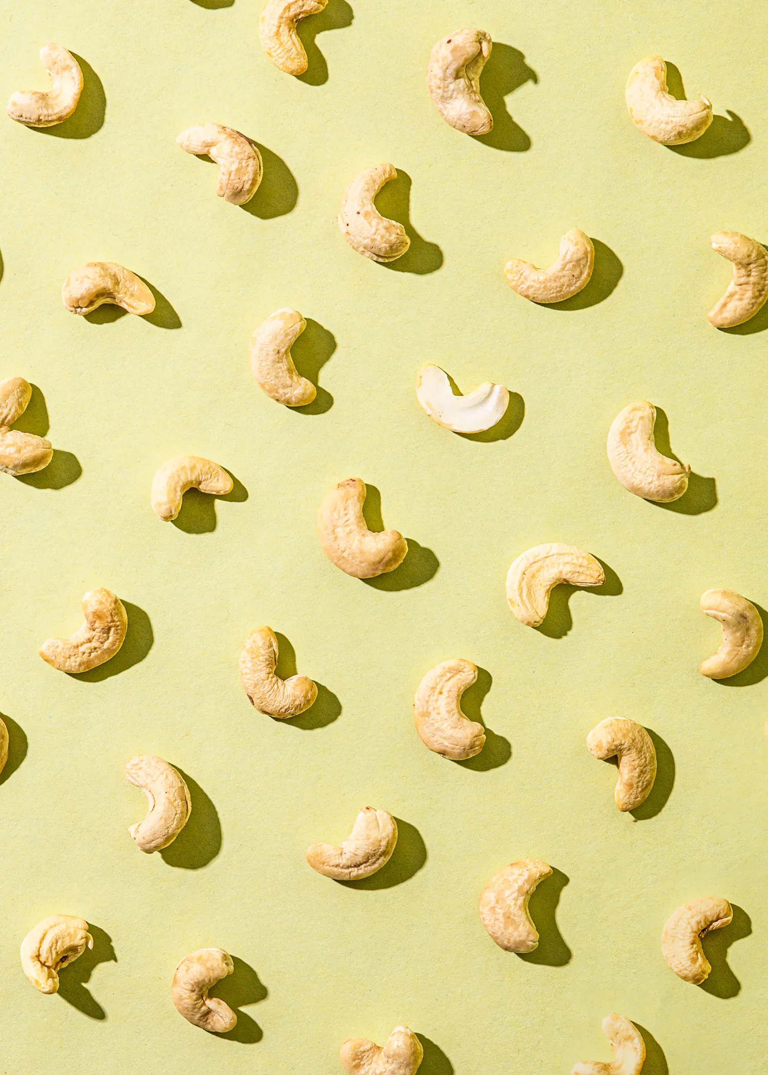 un motif de noix de cajou sur un fond vert