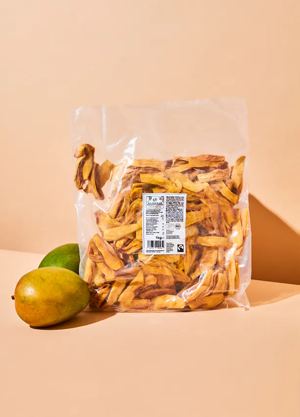 ein Plastikbeutel mit Bananenchips steht neben einer Banane