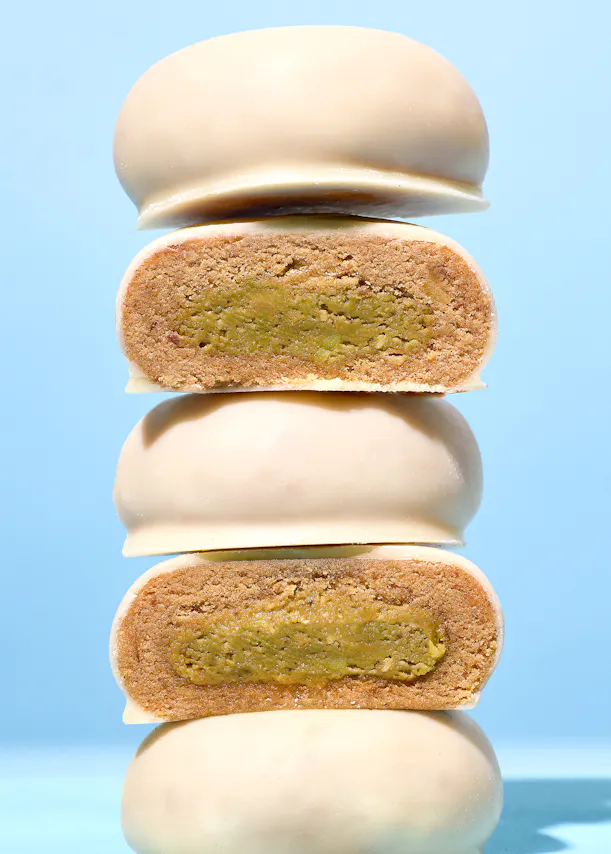 ein Stapel Kekse mit weißer Glasur auf einem blauen Hintergrund