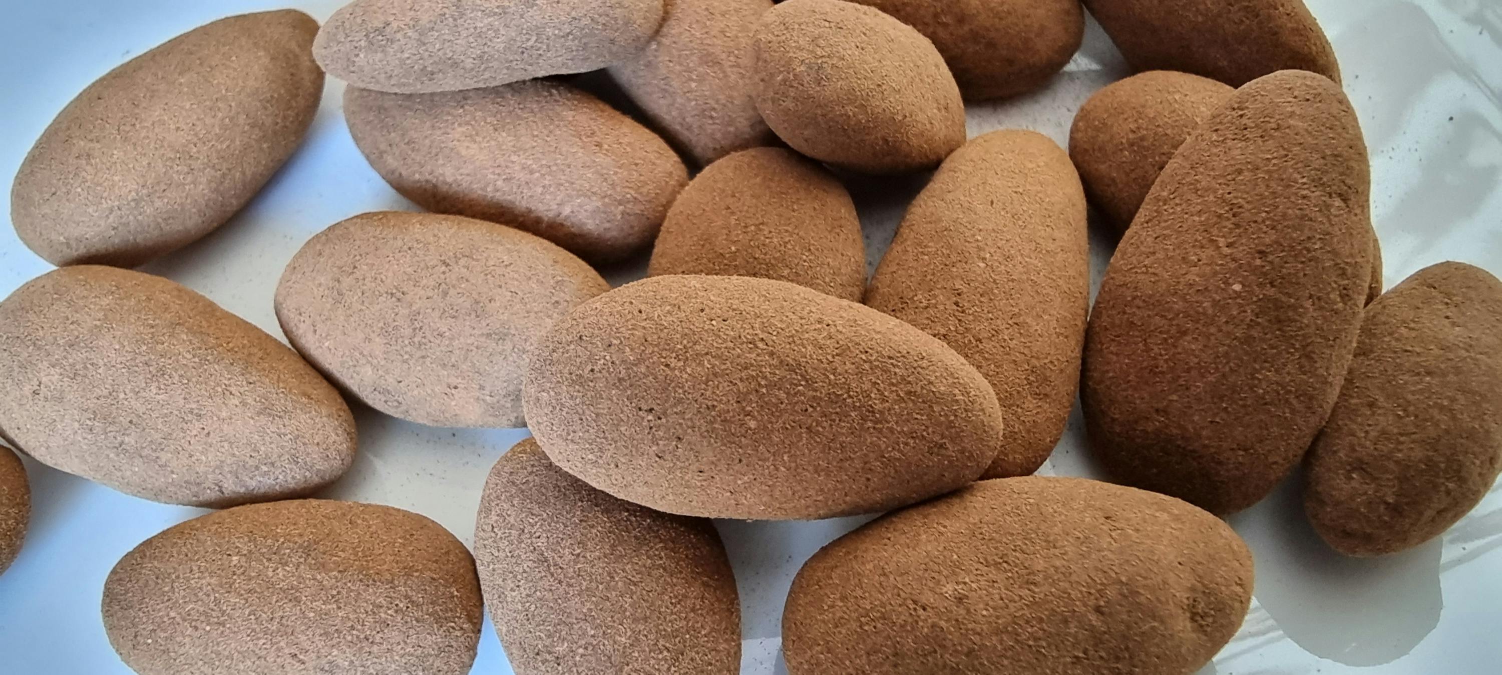 ein Haufen brauner Steine auf einem weißen Teller