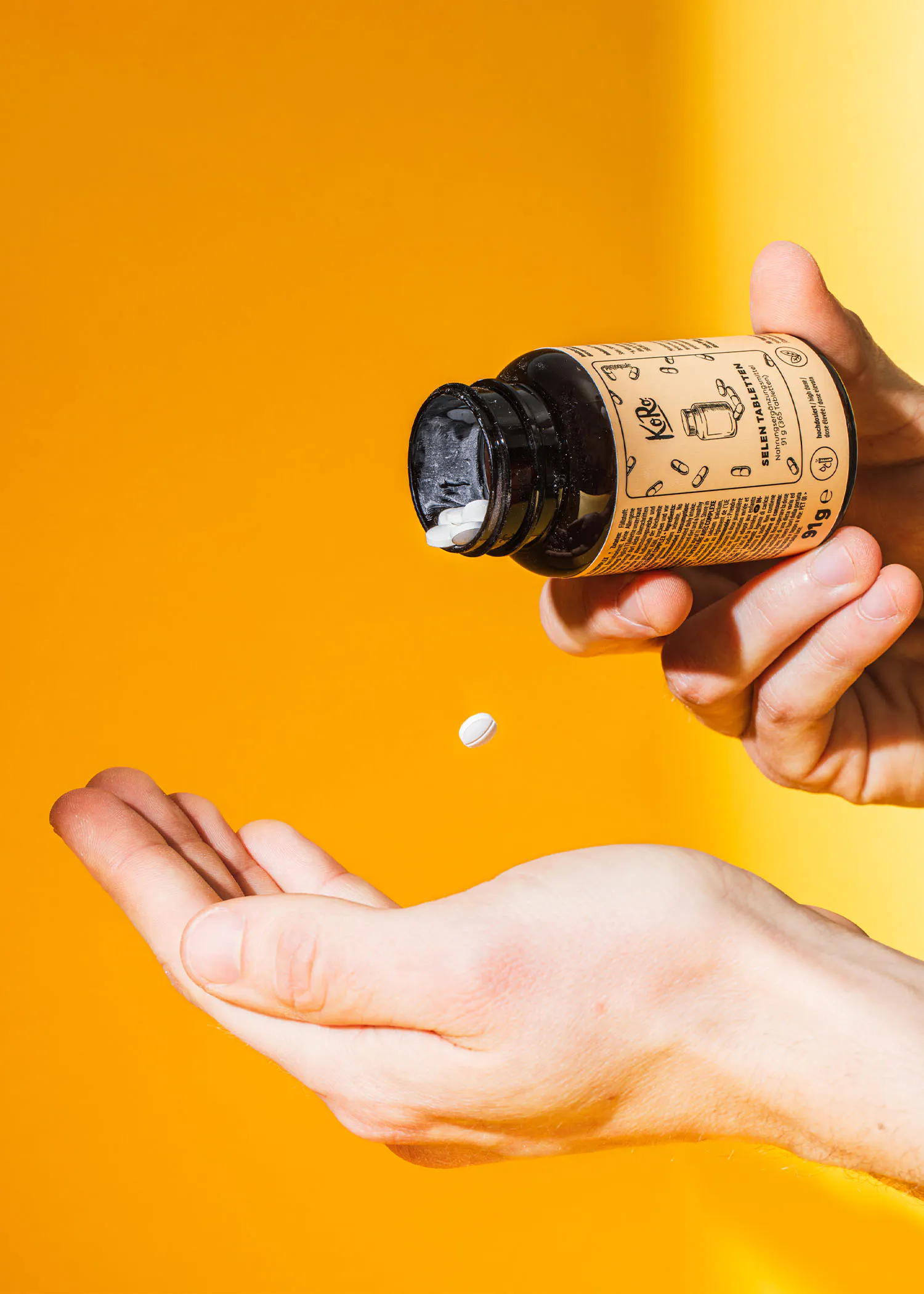 une personne prend une pilule à partir d' une bouteille