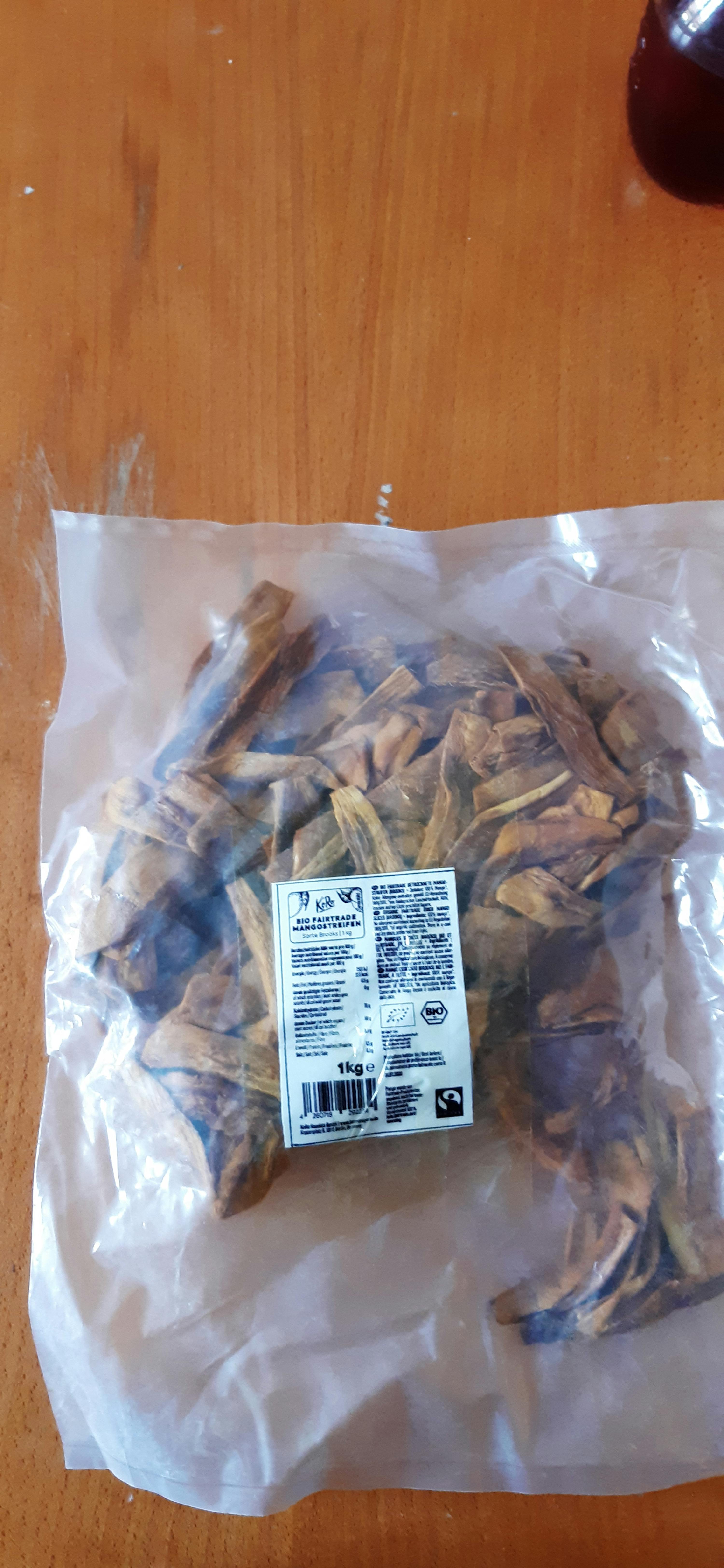 un sac de bananes séchées sur une table en bois