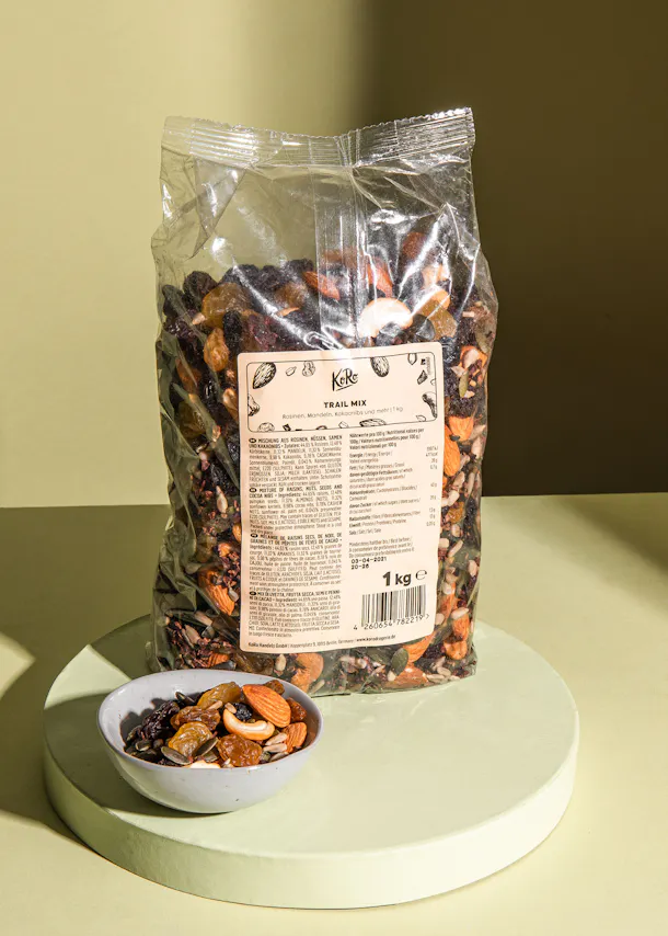 eine Tüte trail mix steht neben einer Schüssel mit trail mix