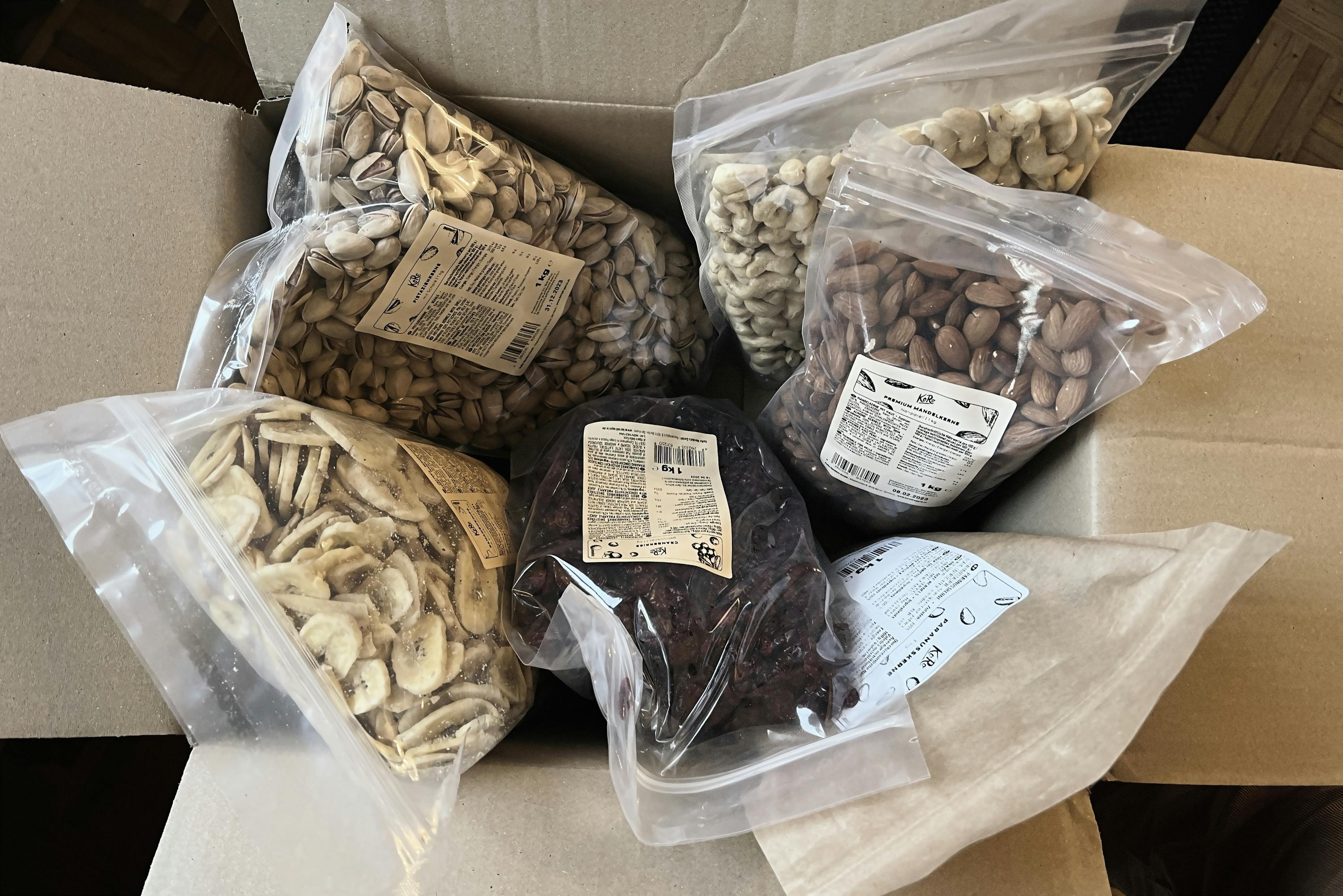 eine Schachtel mit verschiedenen Arten von Nüssen und Trockenfrüchten