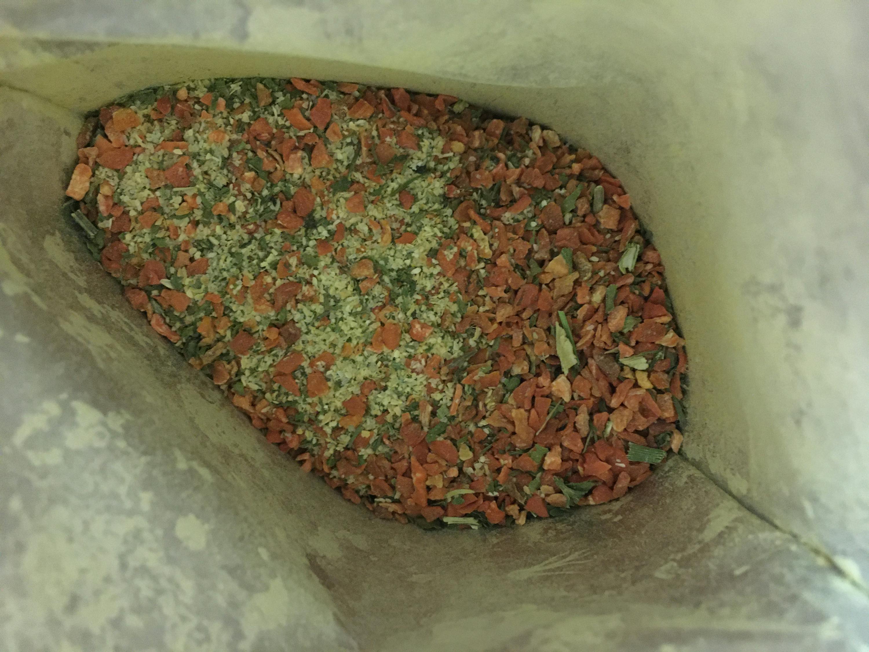 un sacchetto di spezie è pieno di verdure ed erbe