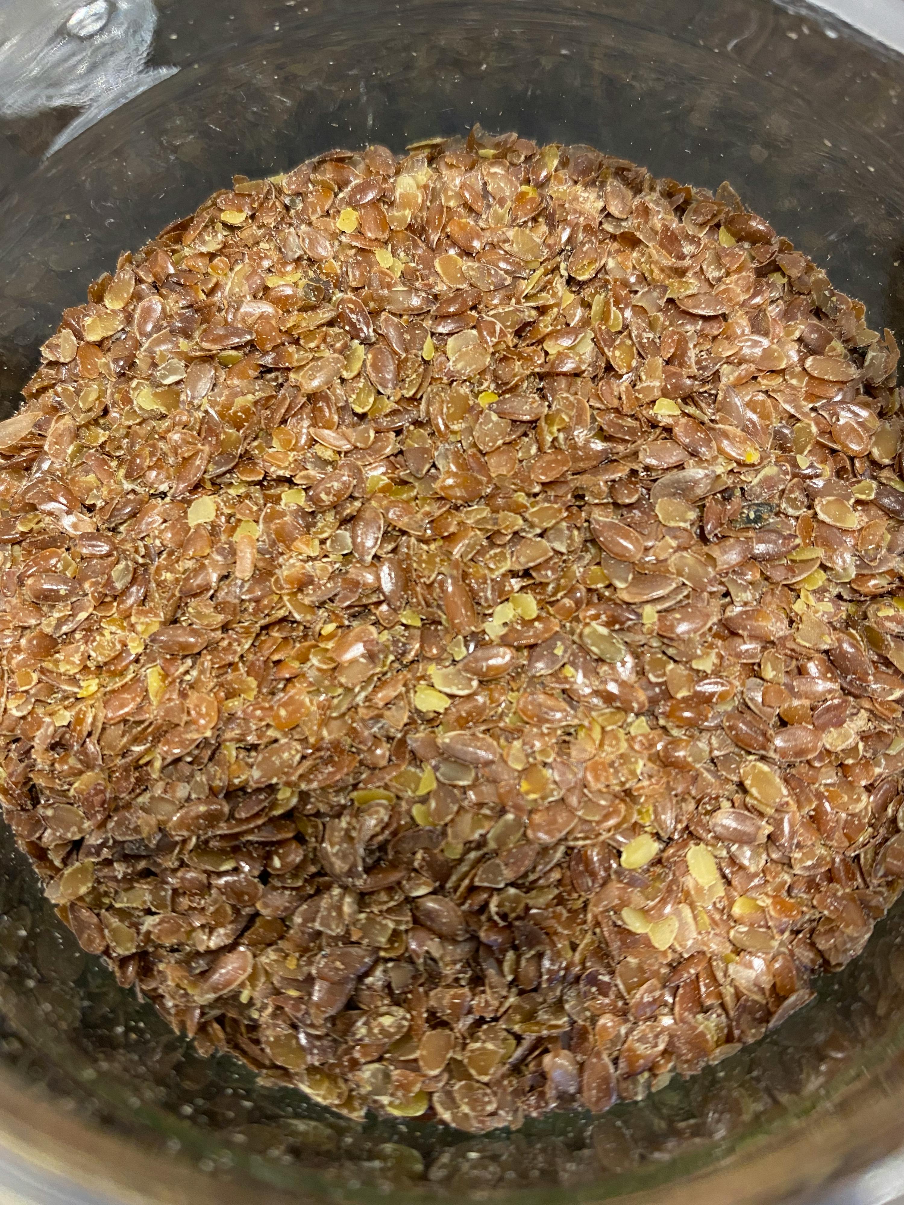 eine Nahaufnahme einer Schüssel mit braunen und gelben Samen