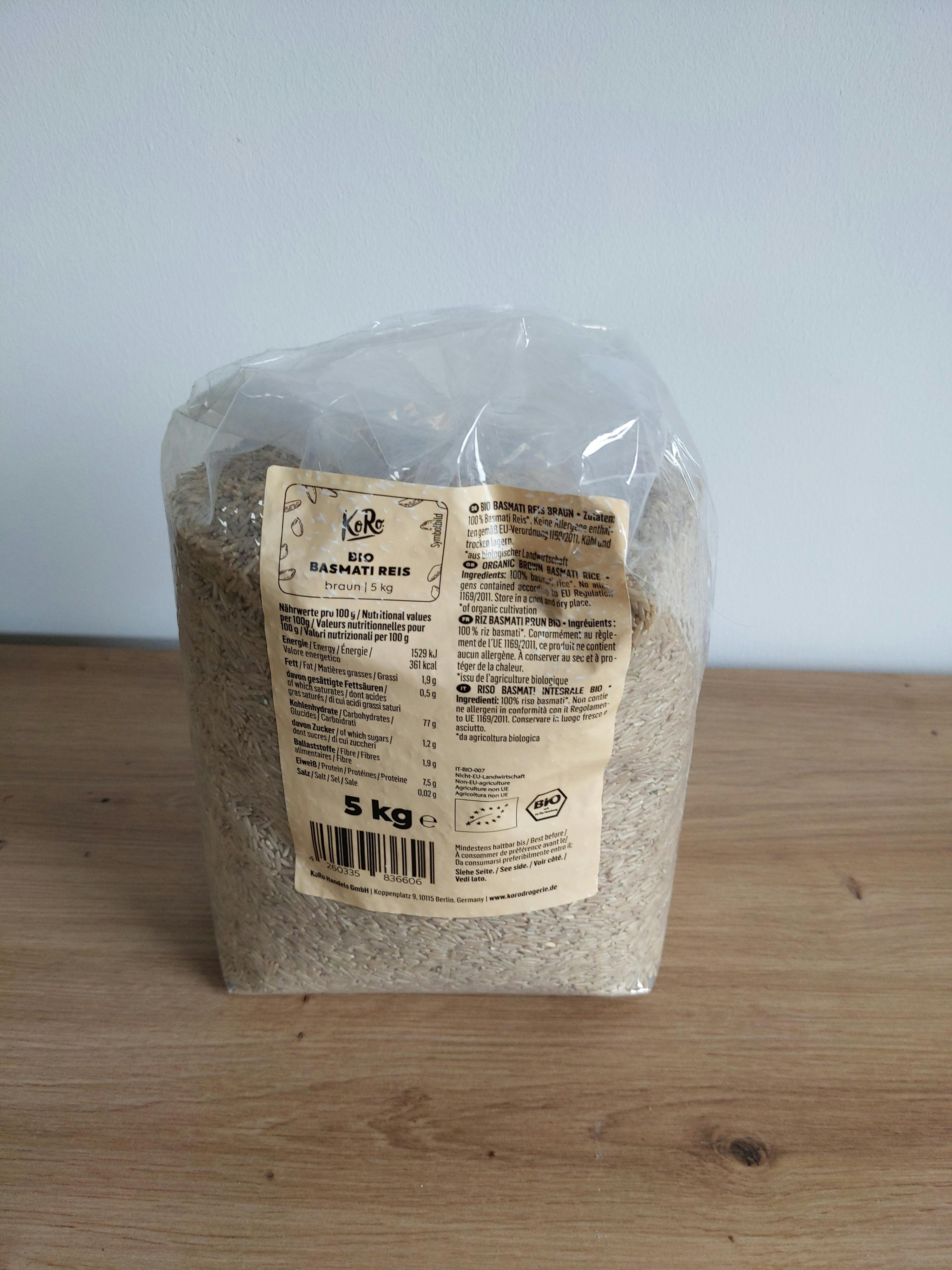 ein brauner Reissack steht auf einem Holztisch