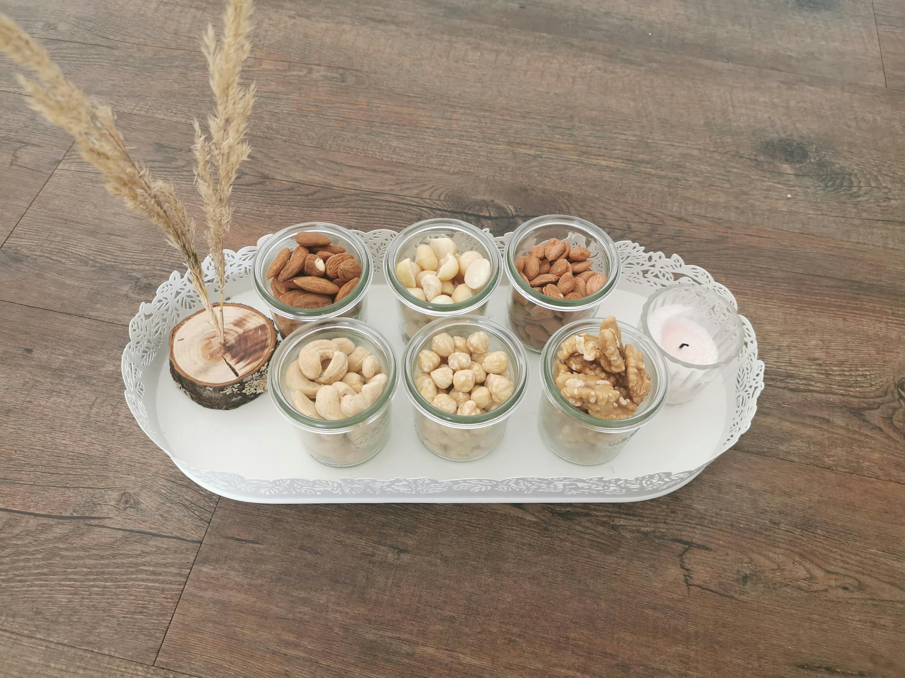 un vassoio bianco pieno di diversi tipi di noci