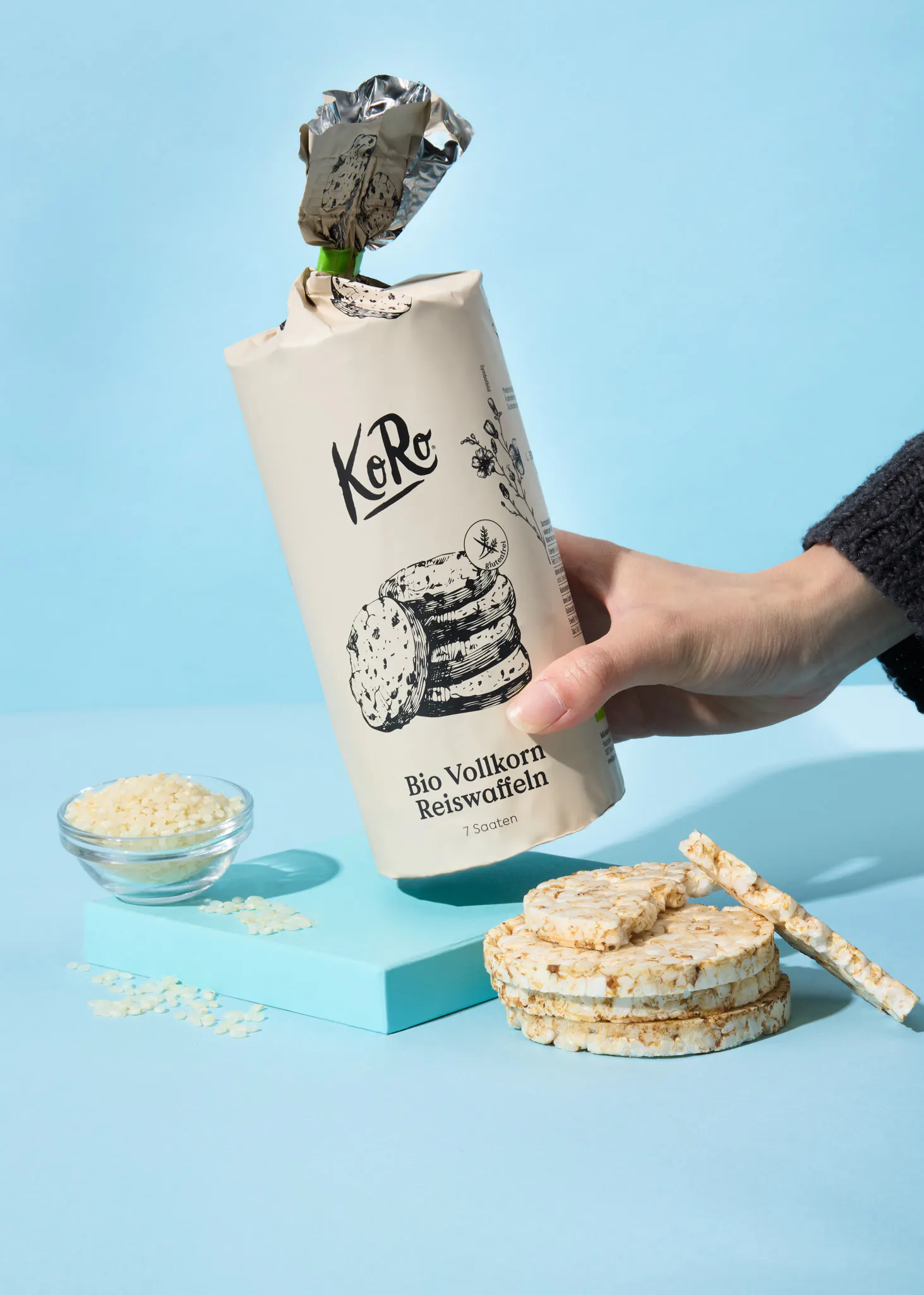 une personne tient une boîte de croustilles de riz bio