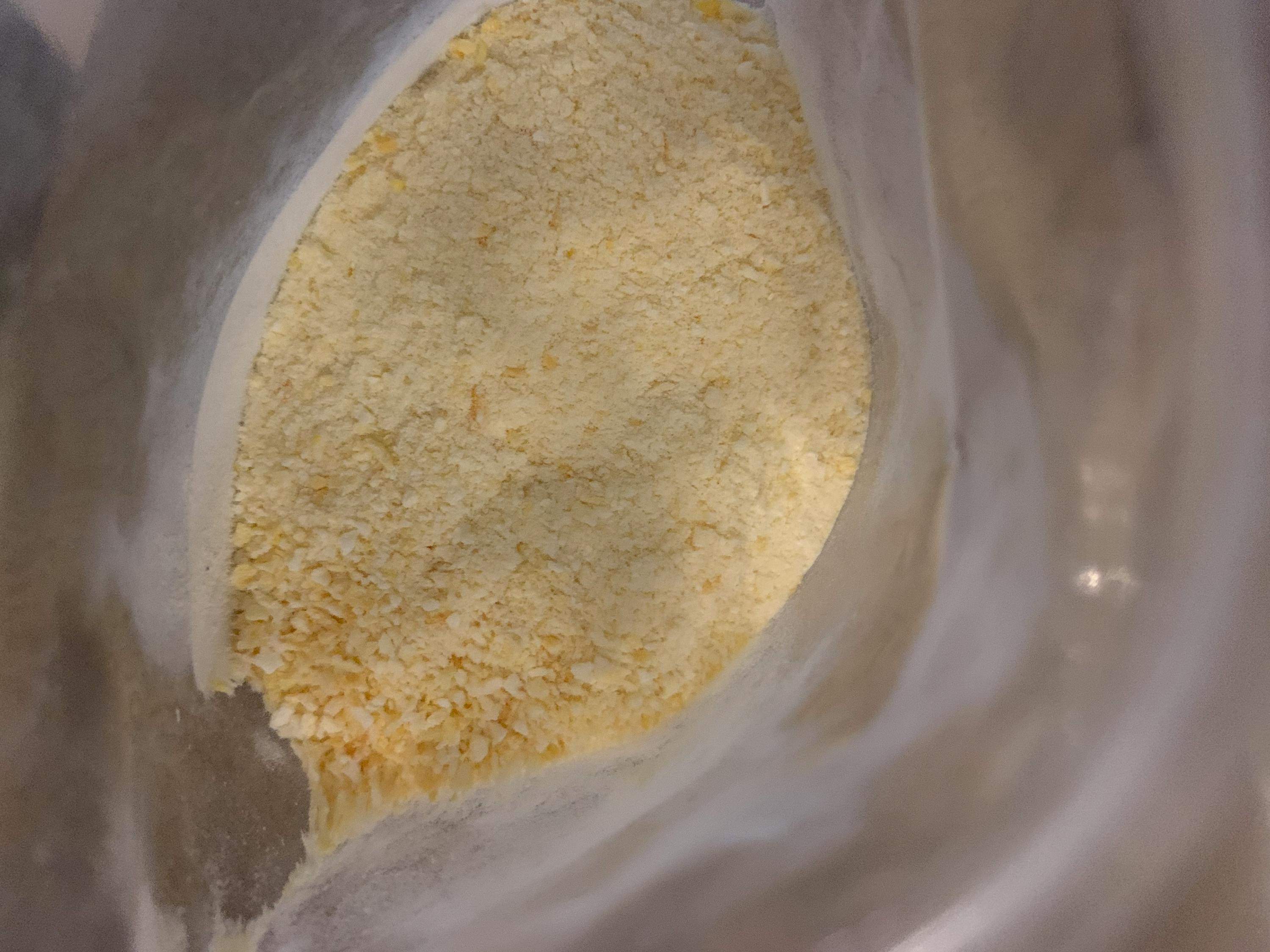 eine Nahaufnahme eines Plastikbeutels mit weißem Pulver