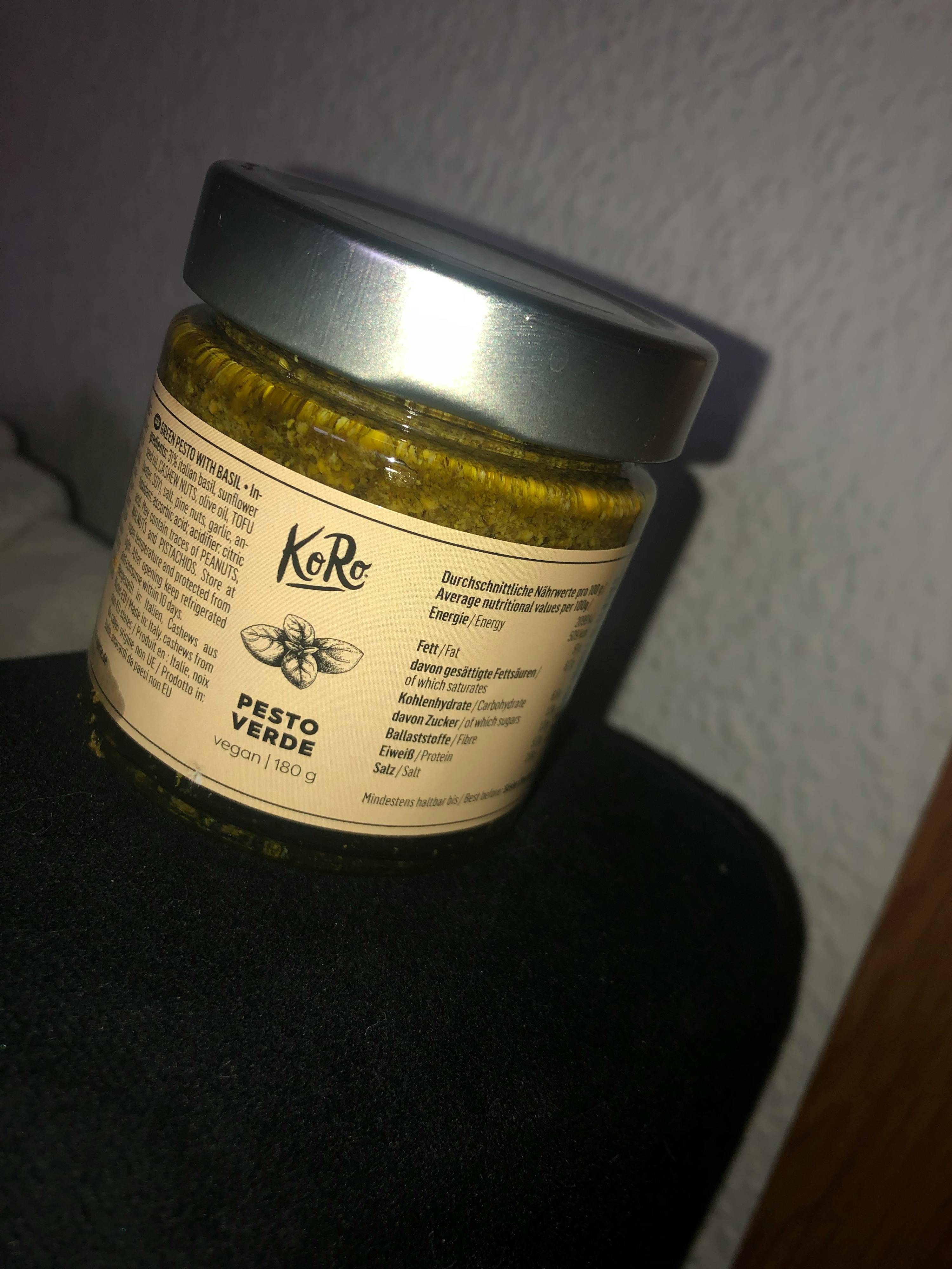 ein Glas mit einem Etikett auf der Rückseite steht auf einem Tisch