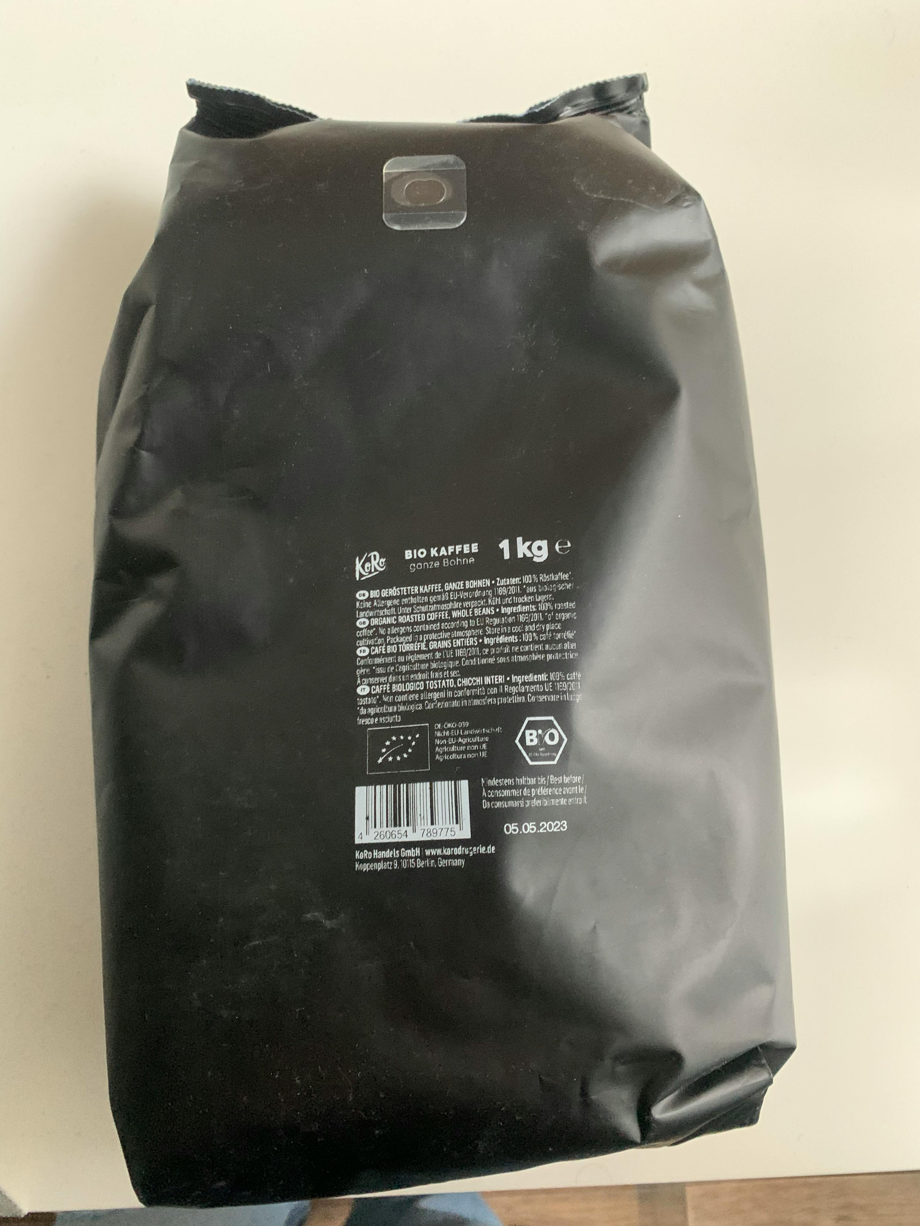 eine schwarze Plastiktüte mit einem Gewicht von 1 kg steht auf einem Tisch