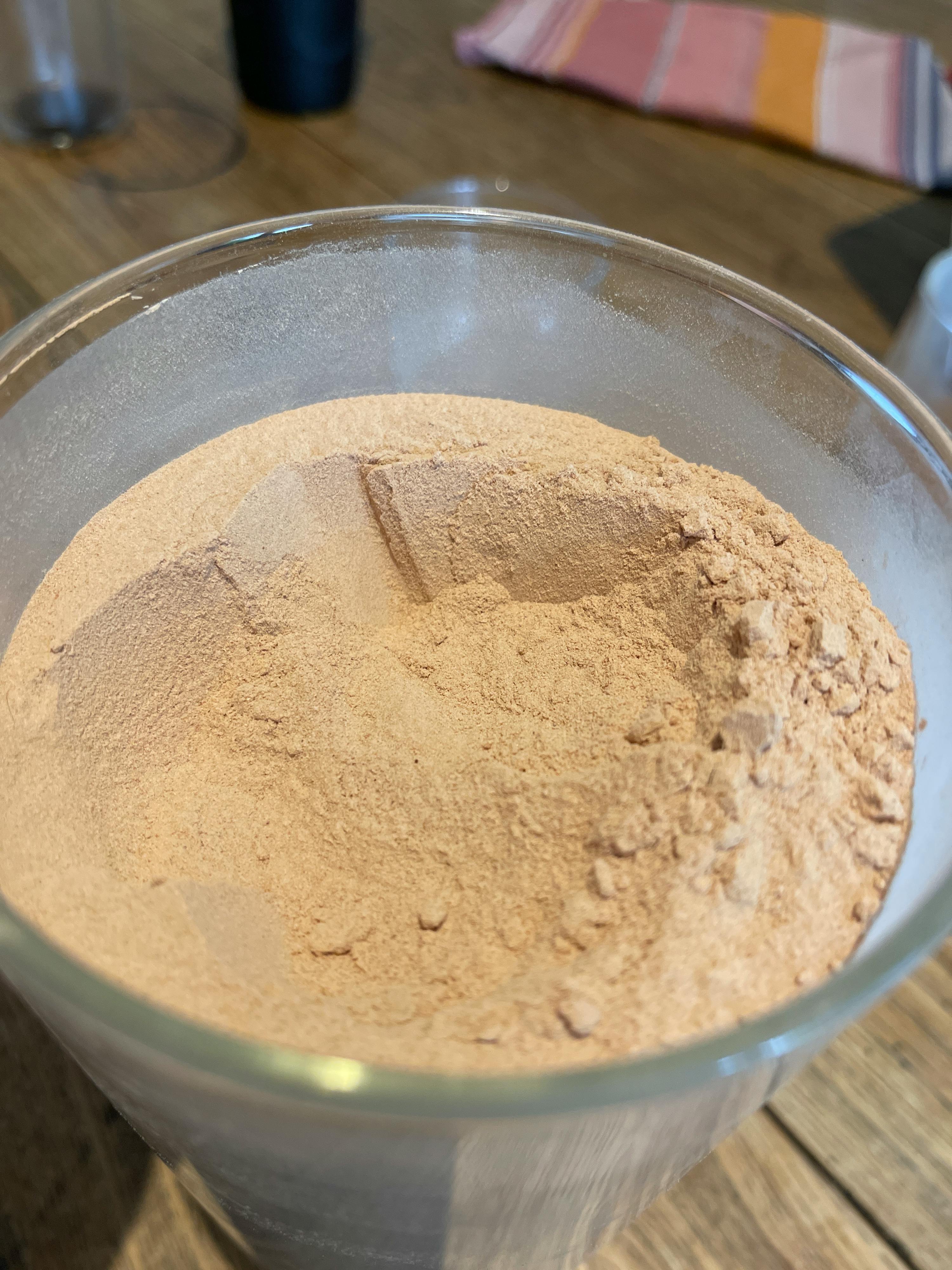 un gros plan d' un bol de poudre sur une table