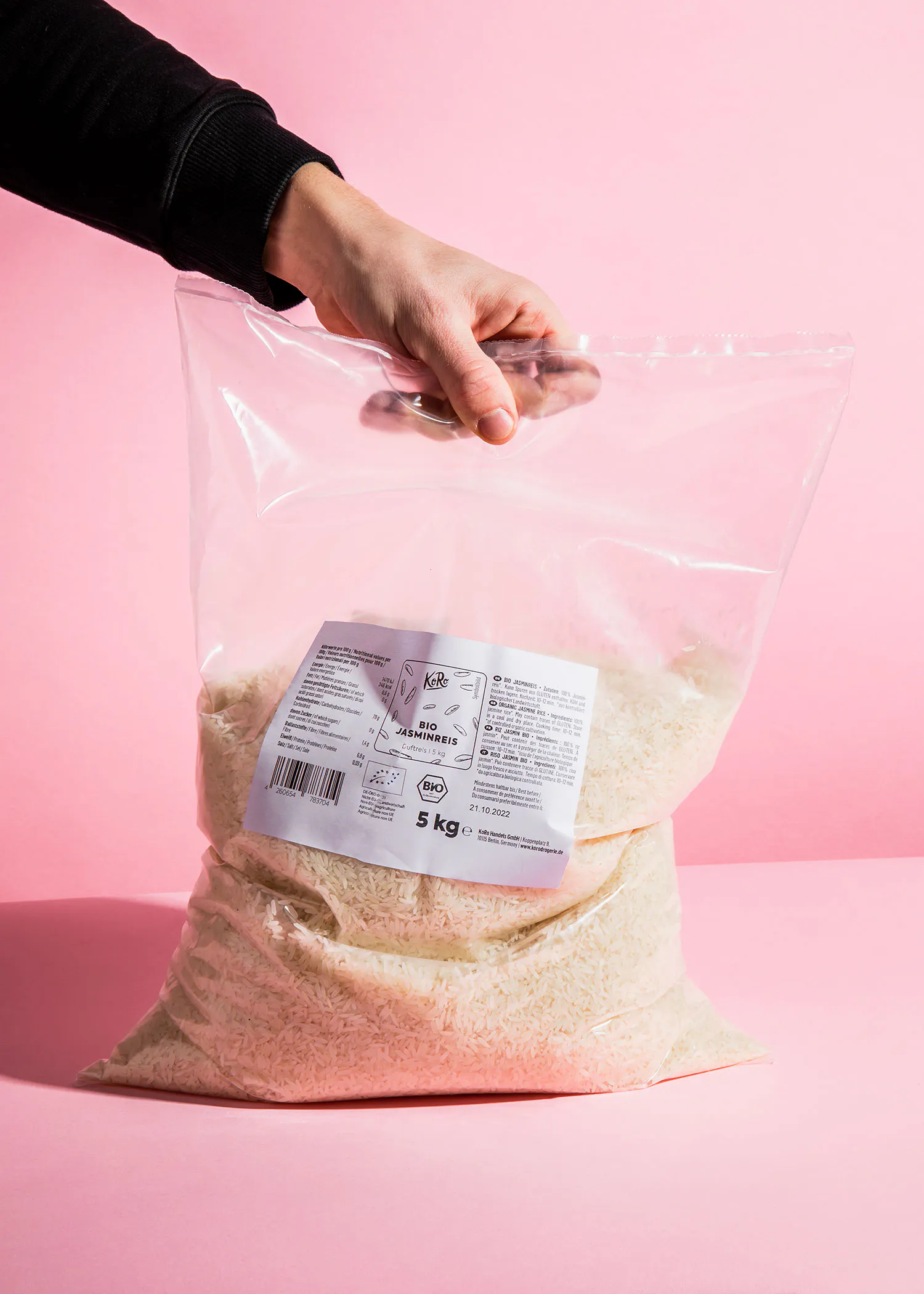 une personne tient un sac de 5 kg de riz