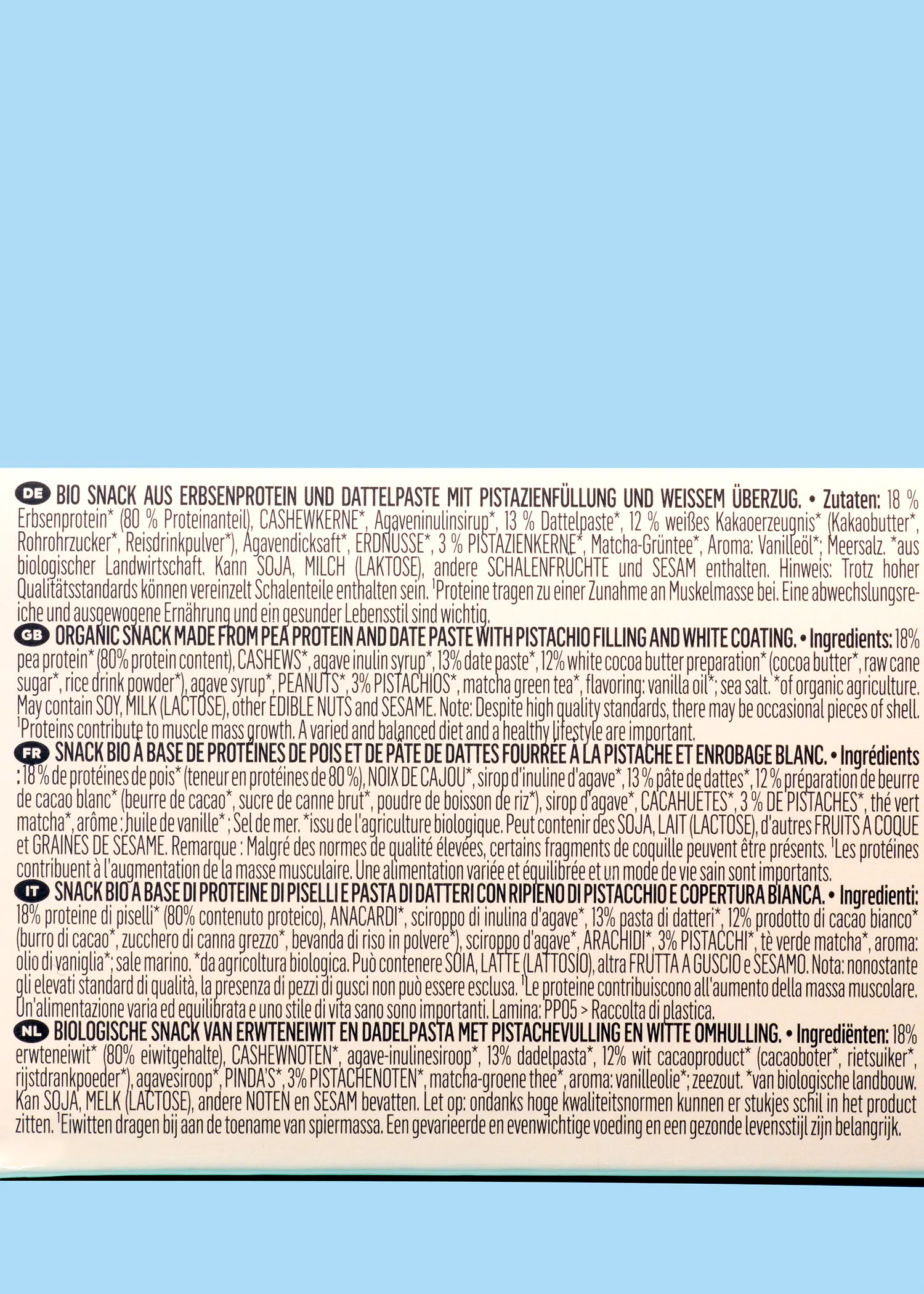 die Rückseite einer Schachtel Bio-Snack aus Erdnussprotein und Dattelpaste mit pistazienfüllung und weißem überzug .