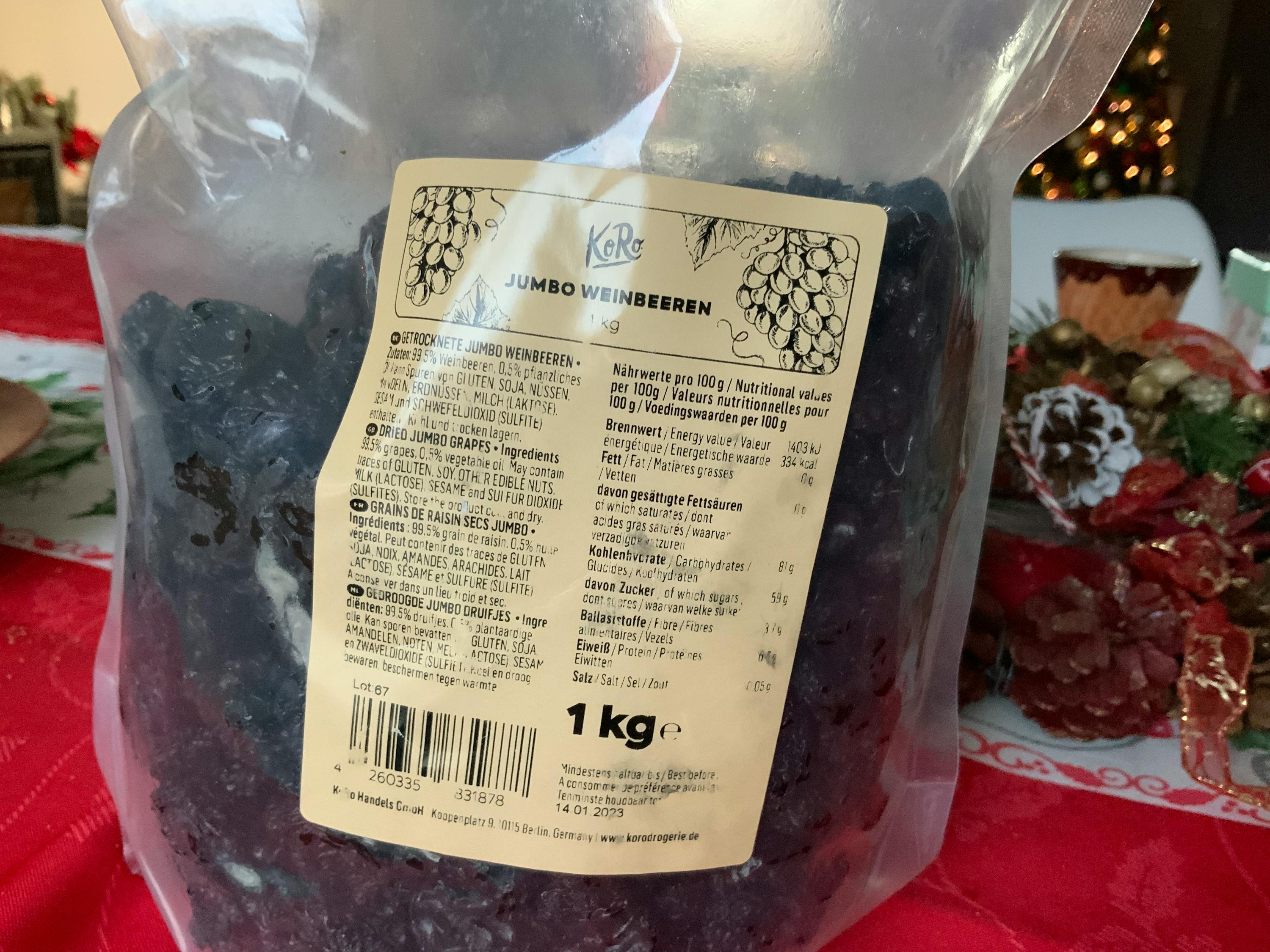 eine Plastiktüte jumbo Weinbeeren steht auf einem Tisch