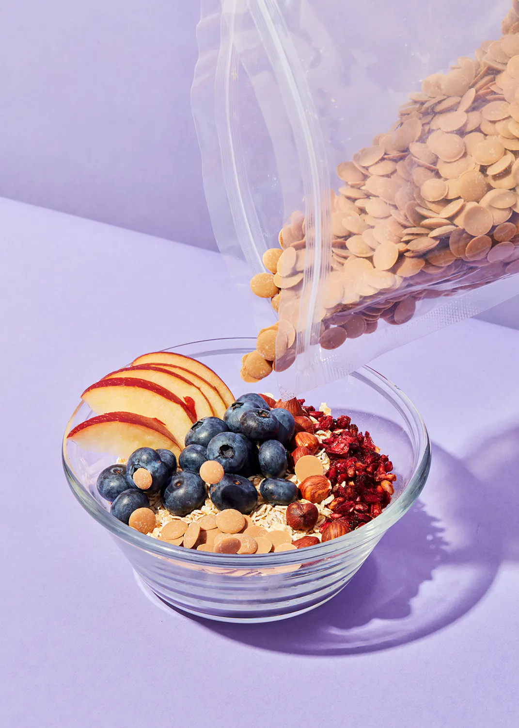 un tazón de cereal con arándanos , nueces y manzanas