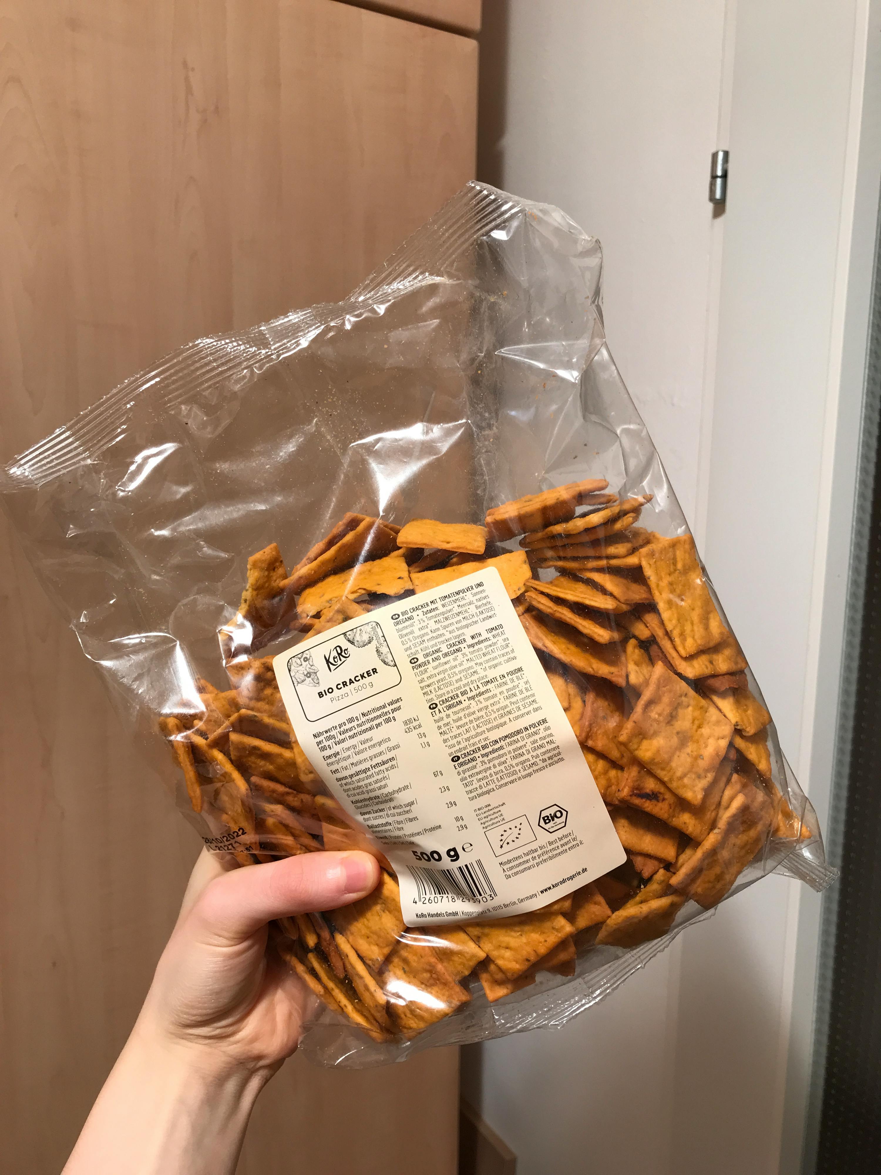 una persona tiene in mano un sacchetto di cracker che dice tortilla