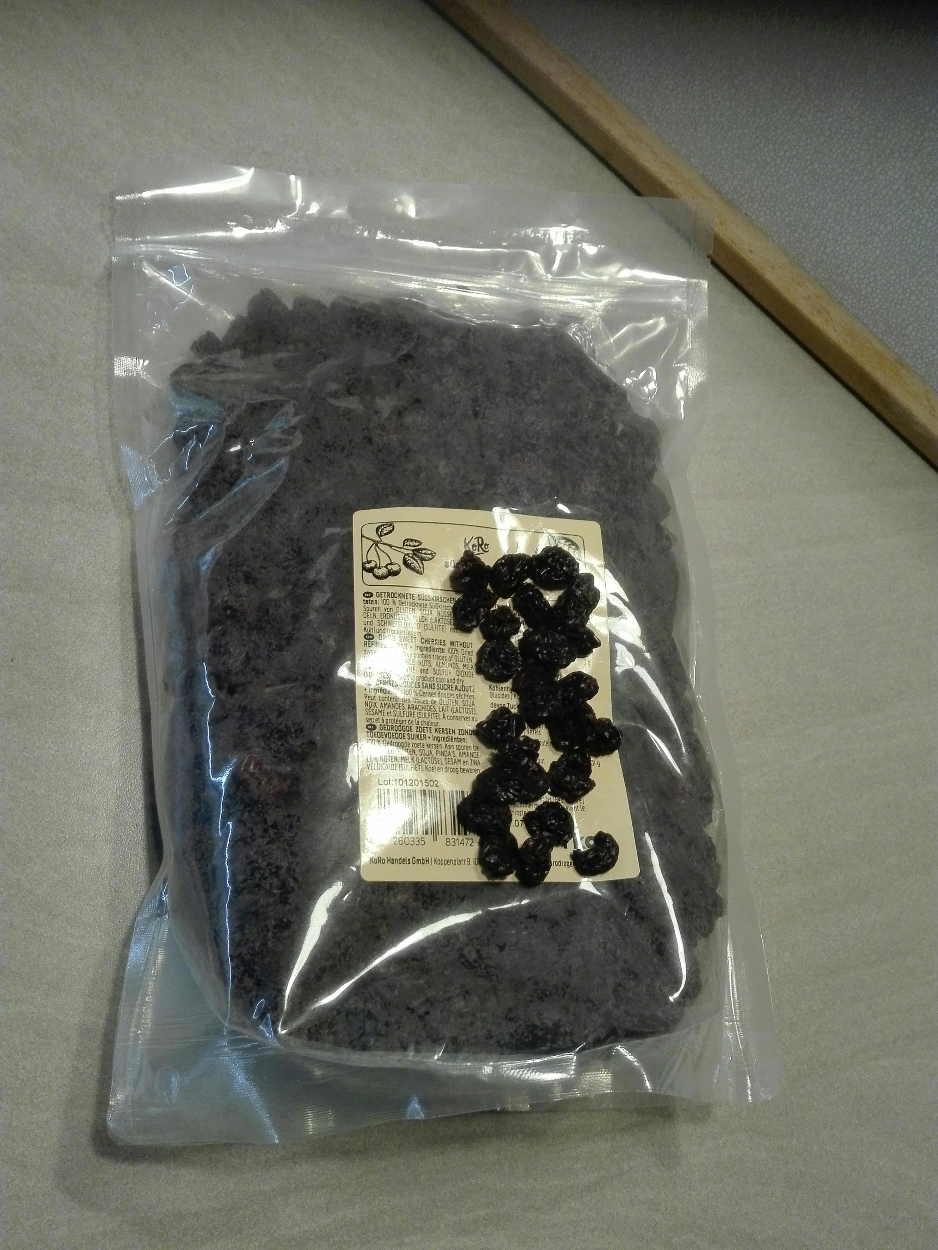 un sac de raisins secs est assis sur une table