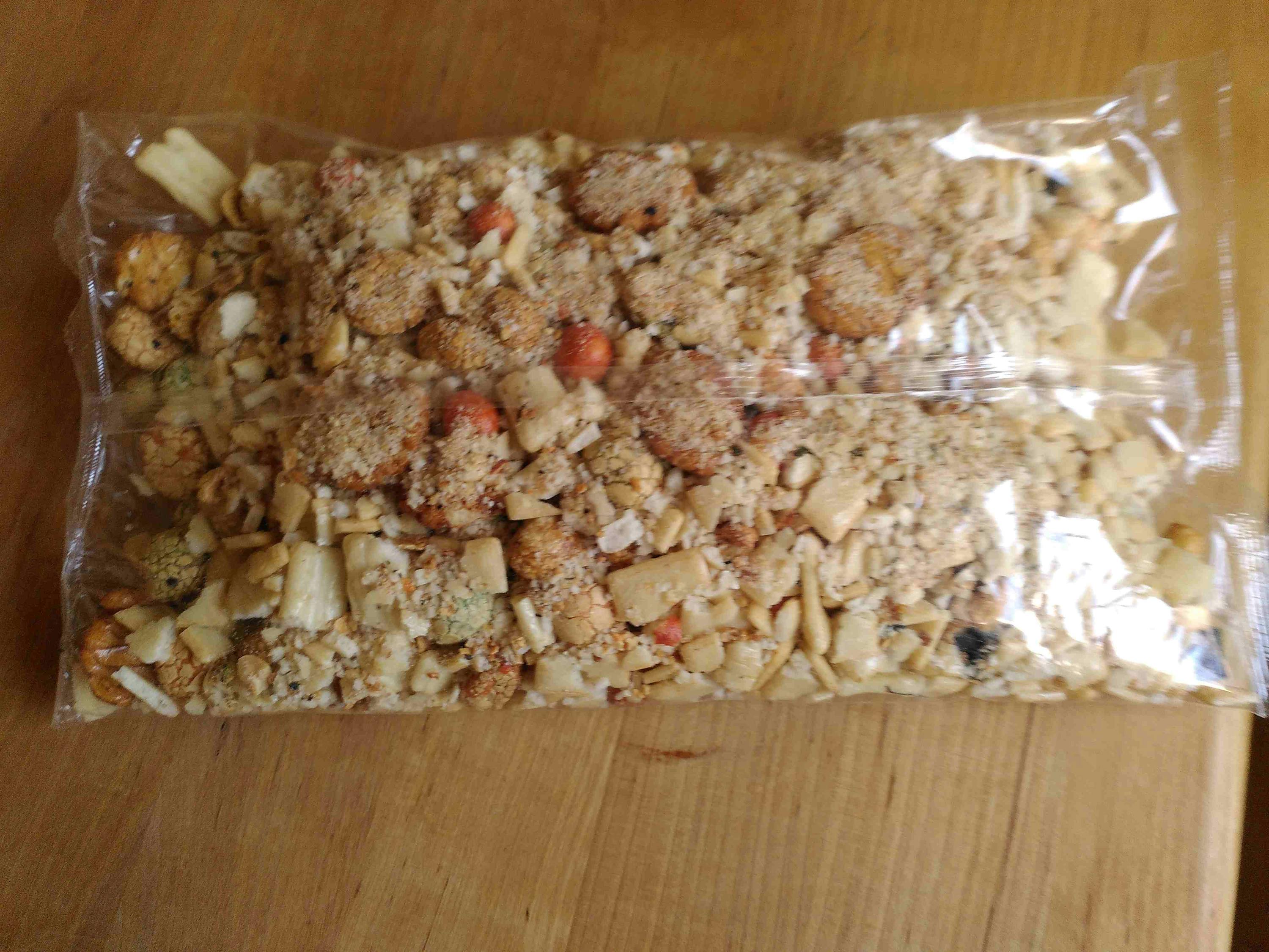 un sacchetto di granola su un tavolo di legno