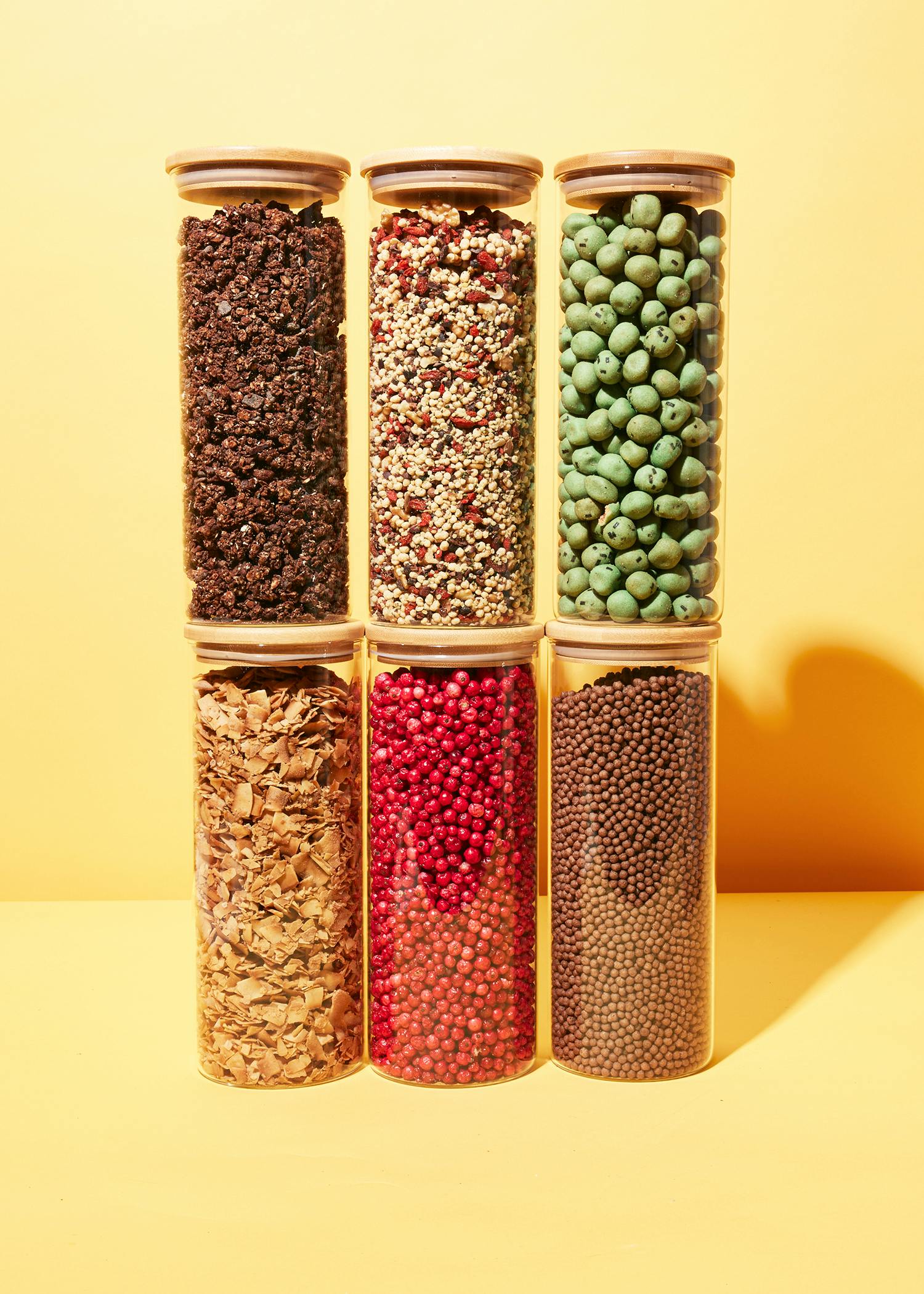 eine Reihe von Glasgefäßen mit verschiedenen Gewürzen gefüllt