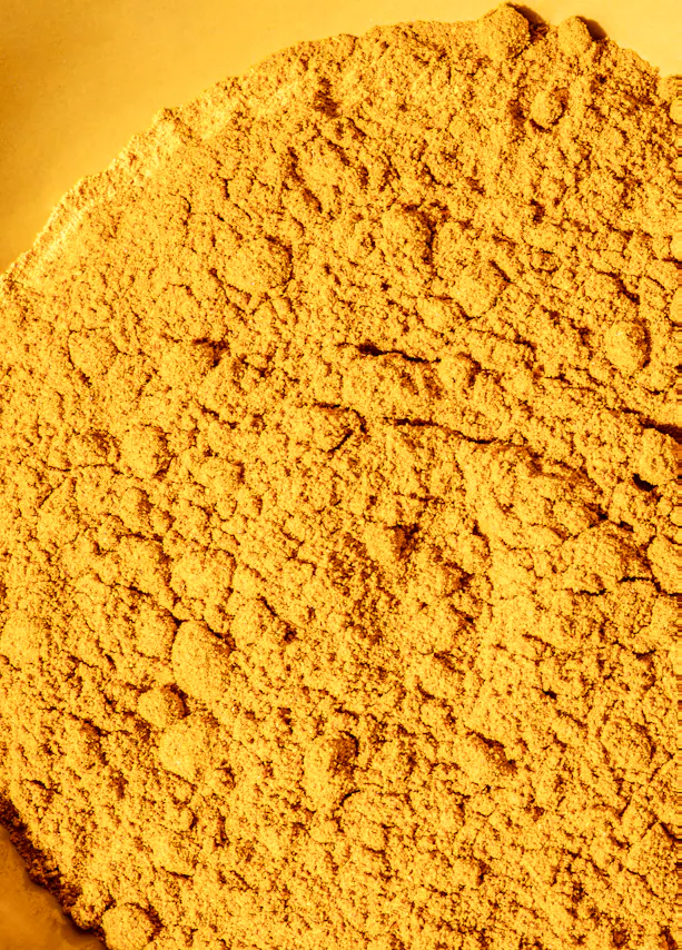 un gros plan d' un tas de poudre d' or