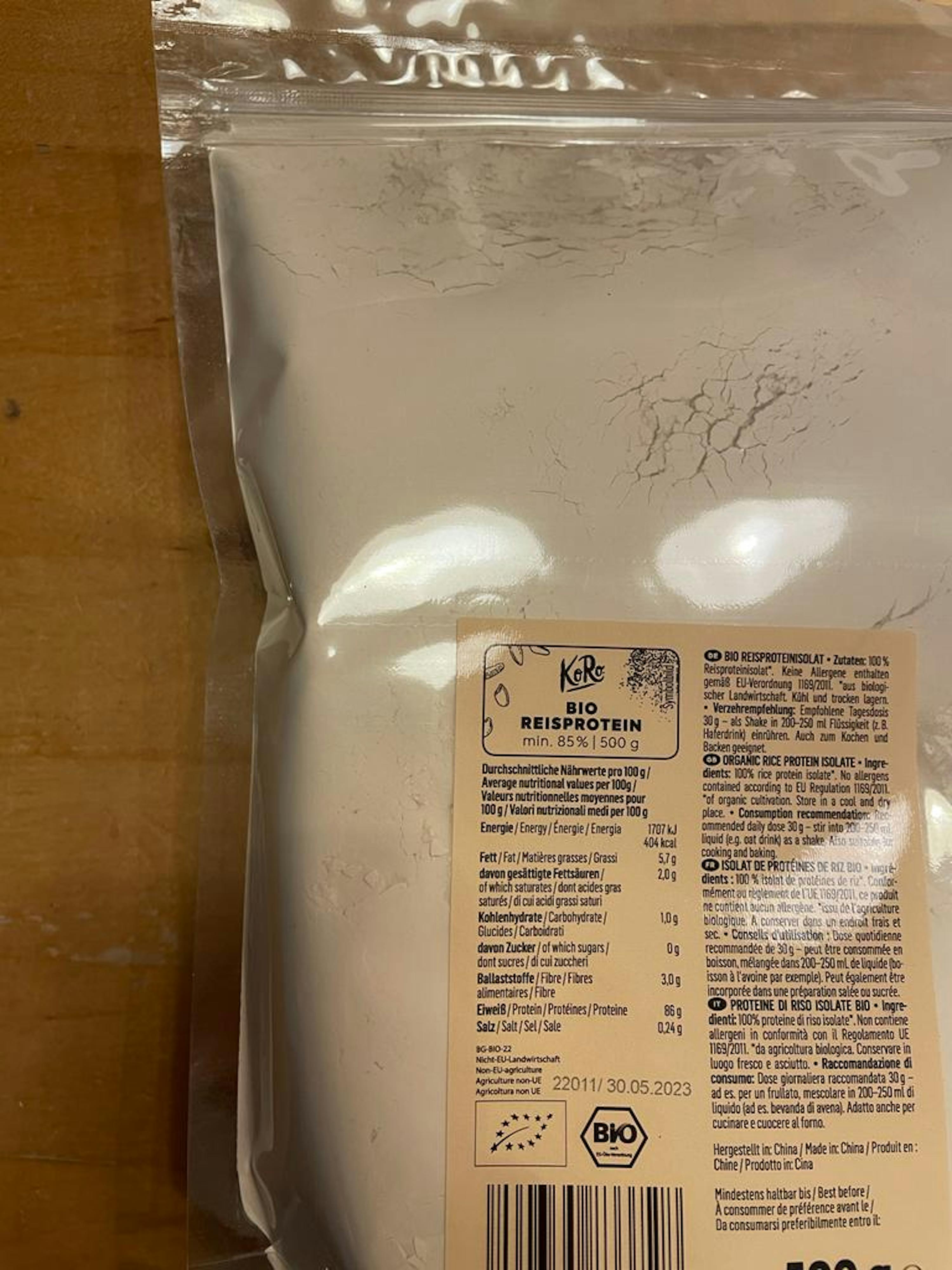 eine weiße Plastiktüte mit reisprotein steht auf einem Tisch