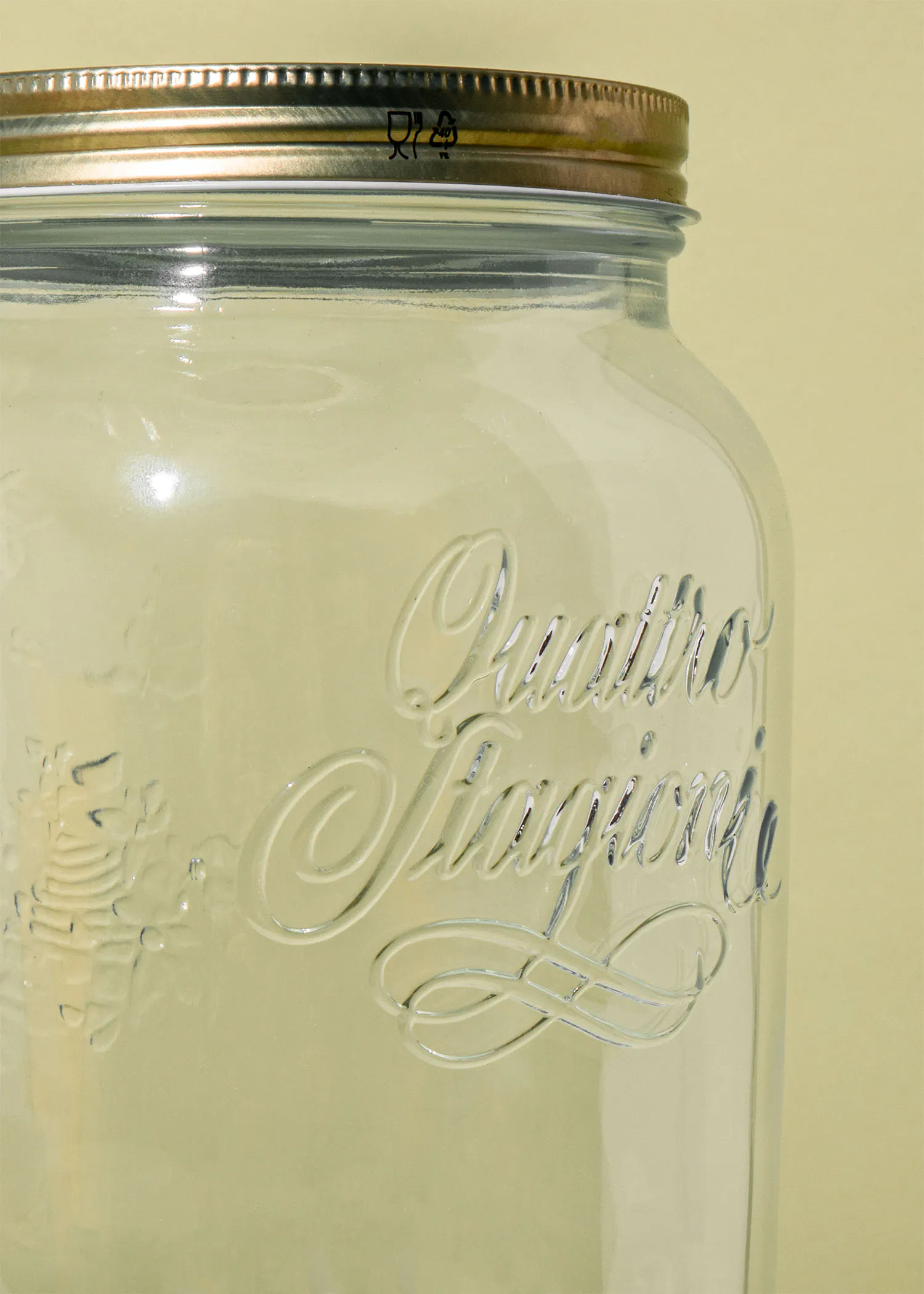 ein Glasgefäß mit der Aufschrift " quattro stagioni " darauf