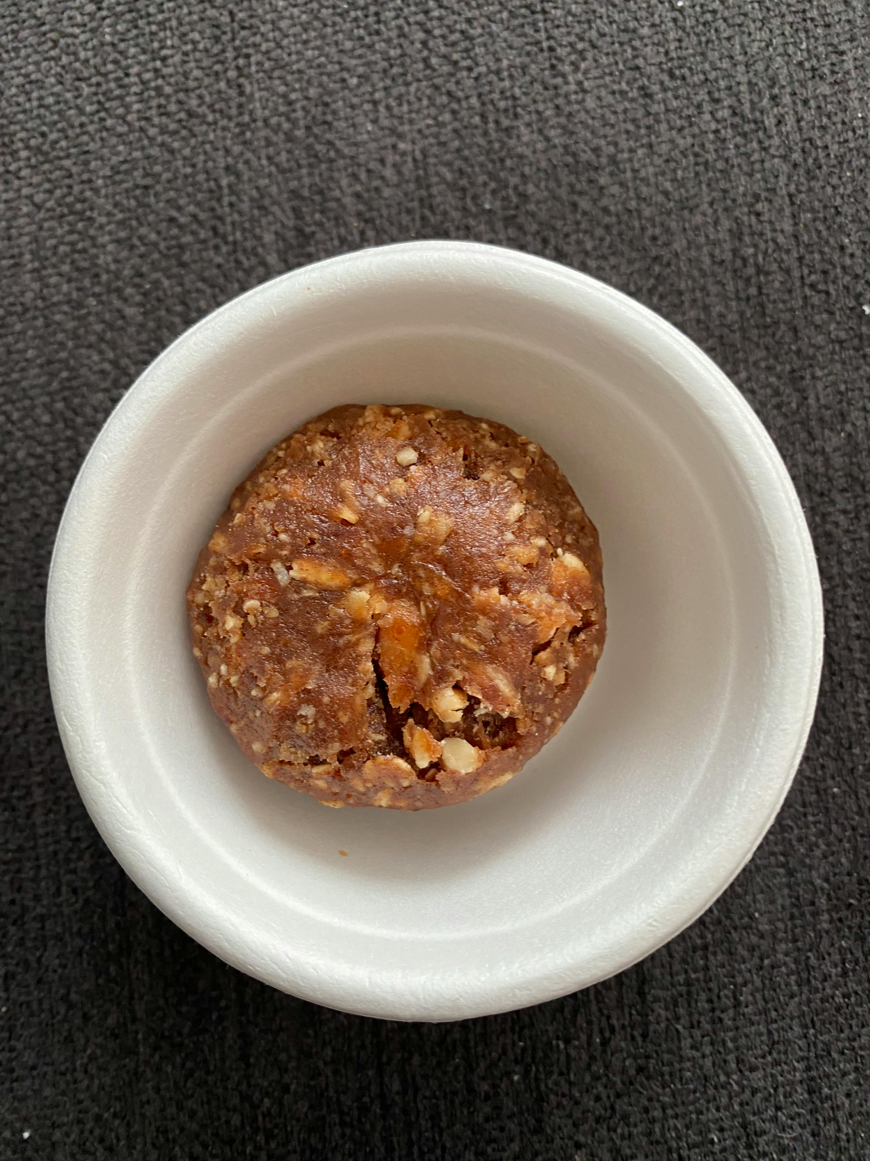 eine weiße schüssel mit einem stück braunem teig darin