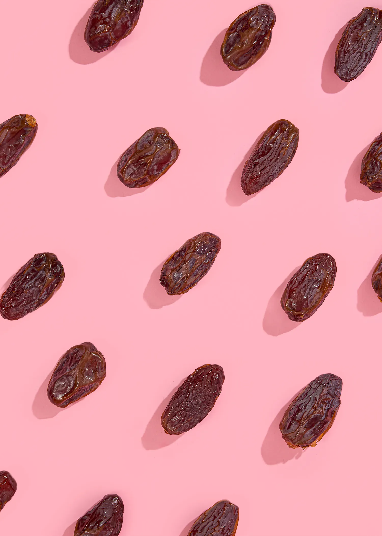 un motif de dattes brunes sur fond rose