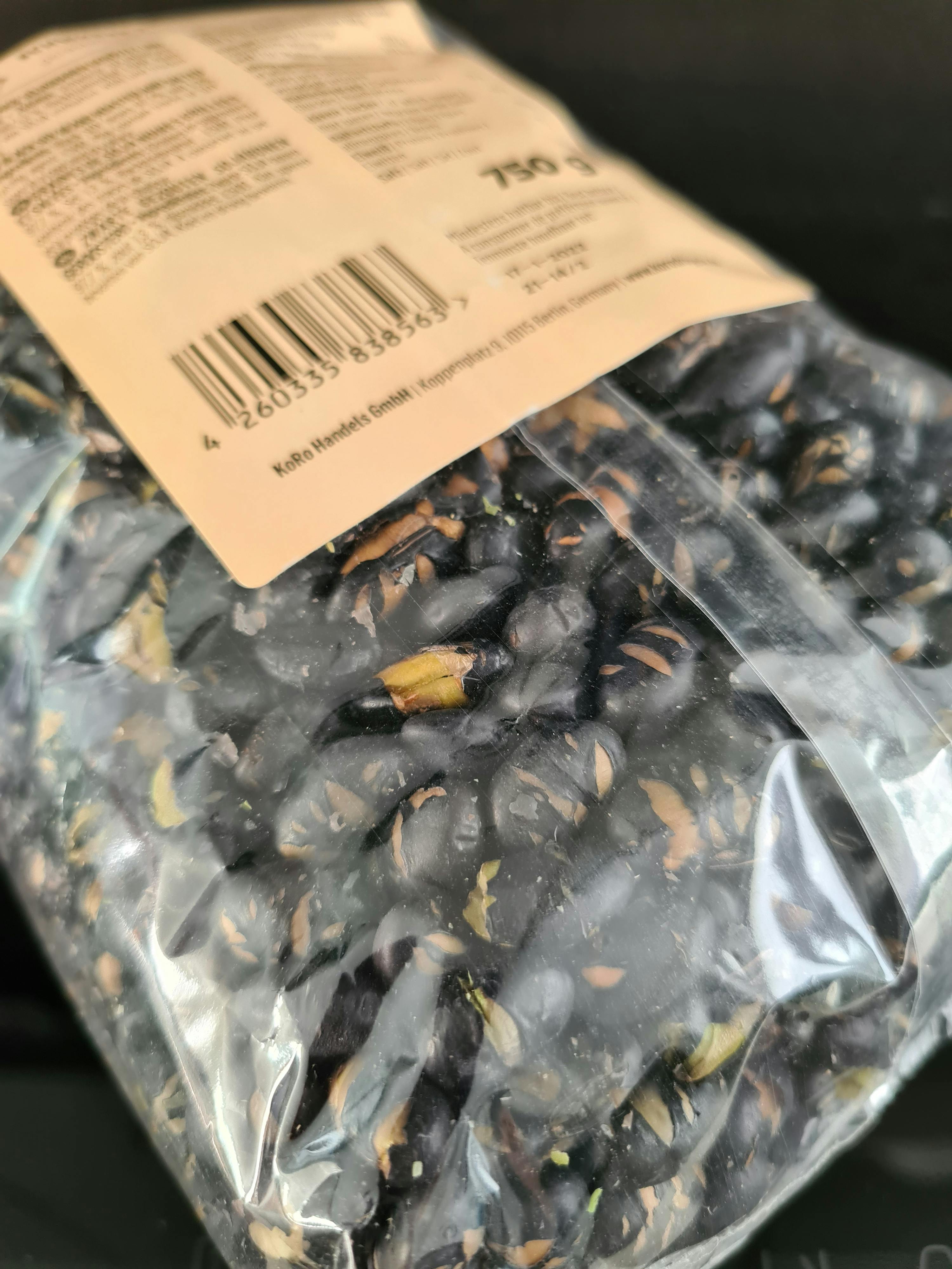 ein Plastikbeutel mit schwarzen Bohnen und einer barcode