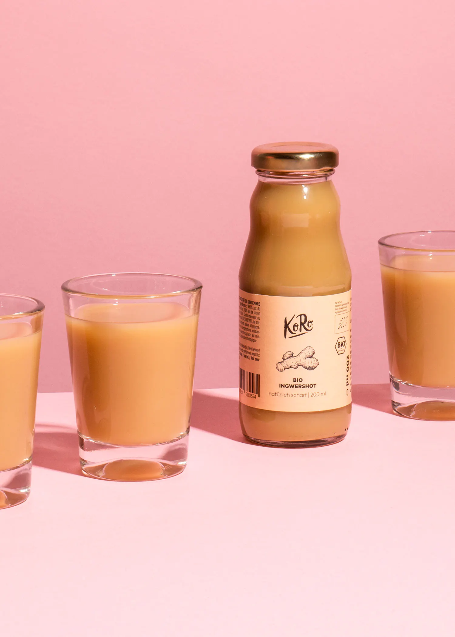 trois verres remplis de liquide et une bouteille de kéro