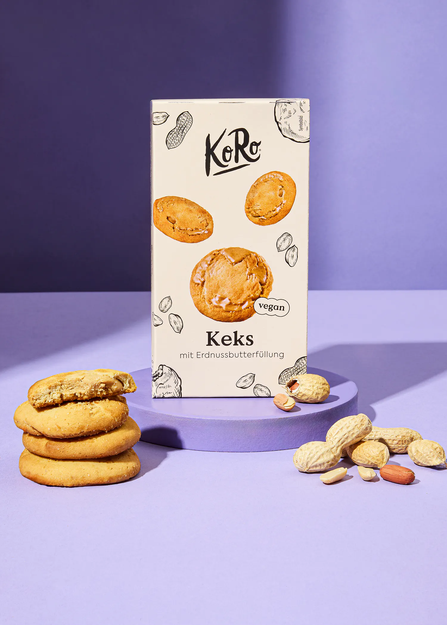 une boîte de biscuits posée sur une surface violette