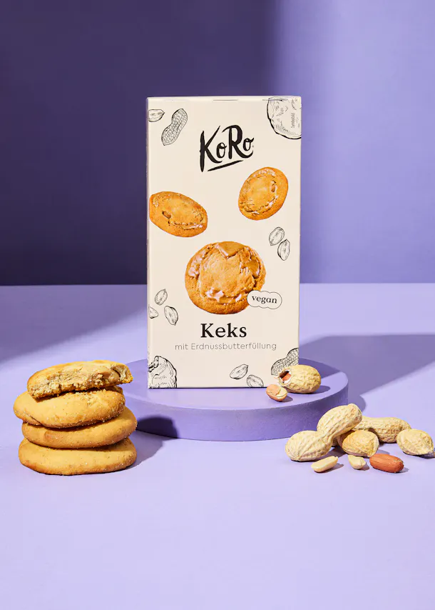 une boîte de biscuits posée sur une surface violette