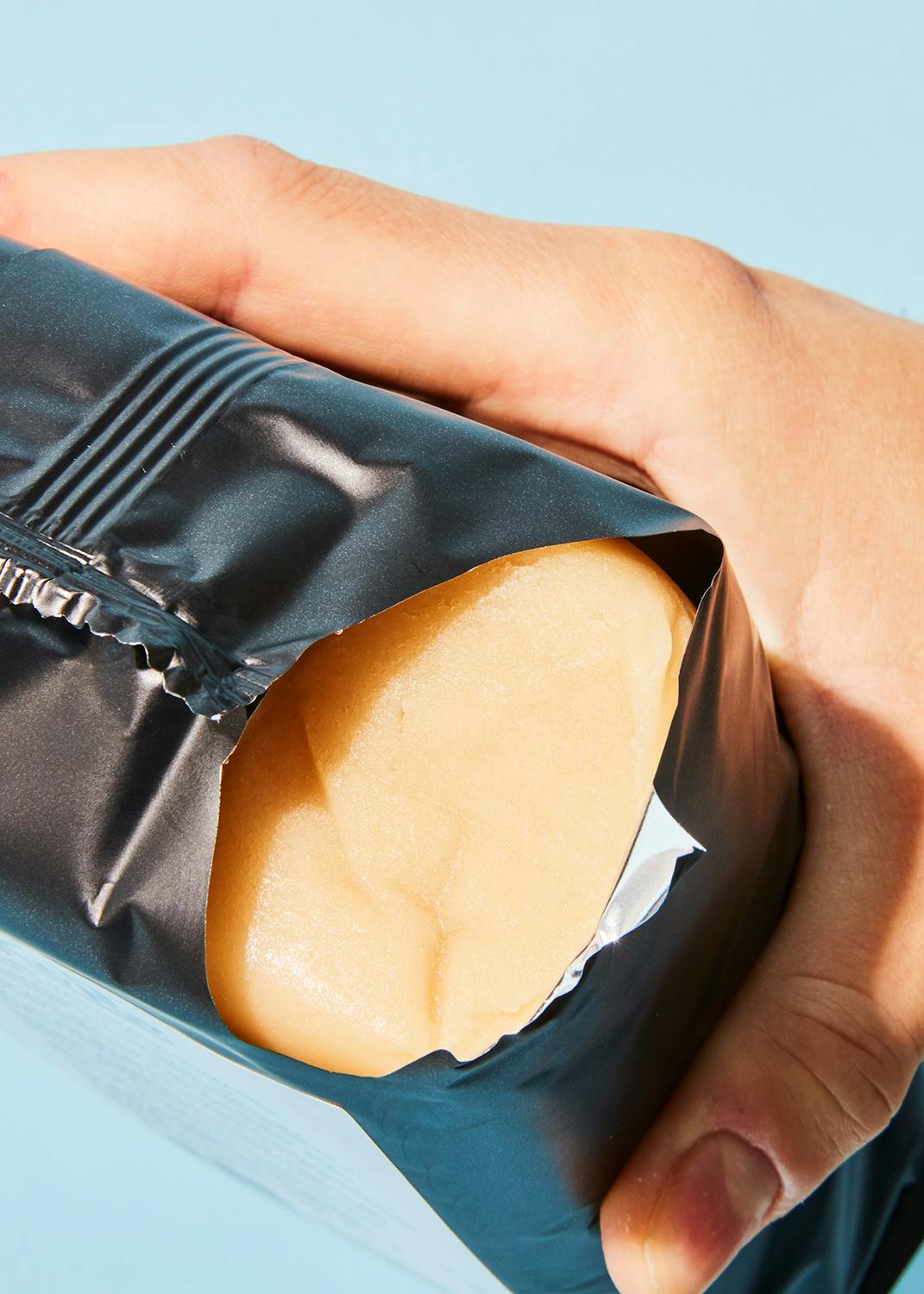 un gros plan d' une personne tenant un paquet de nourriture