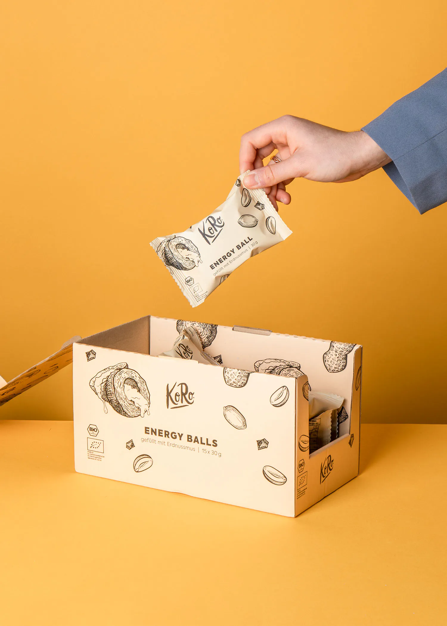 une personne tient une boîte de boules d' énergie de kore