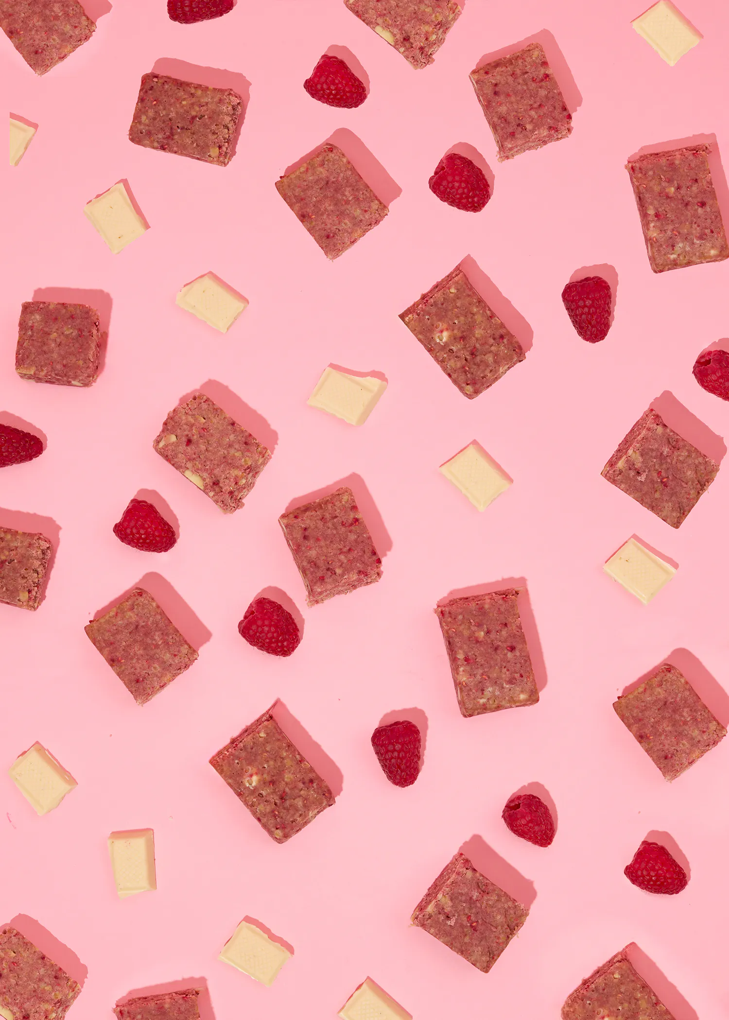 un motif de brownies aux framboises et au chocolat blanc sur fond rose