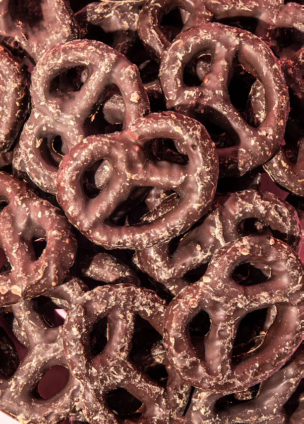 un tas de bretzels couverts de chocolat noir
