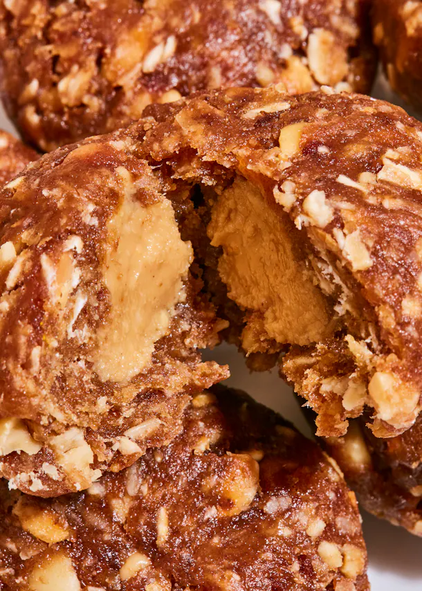 un gros plan d' un biscuit avec un morceau de beurre de cacahuète à l' intérieur