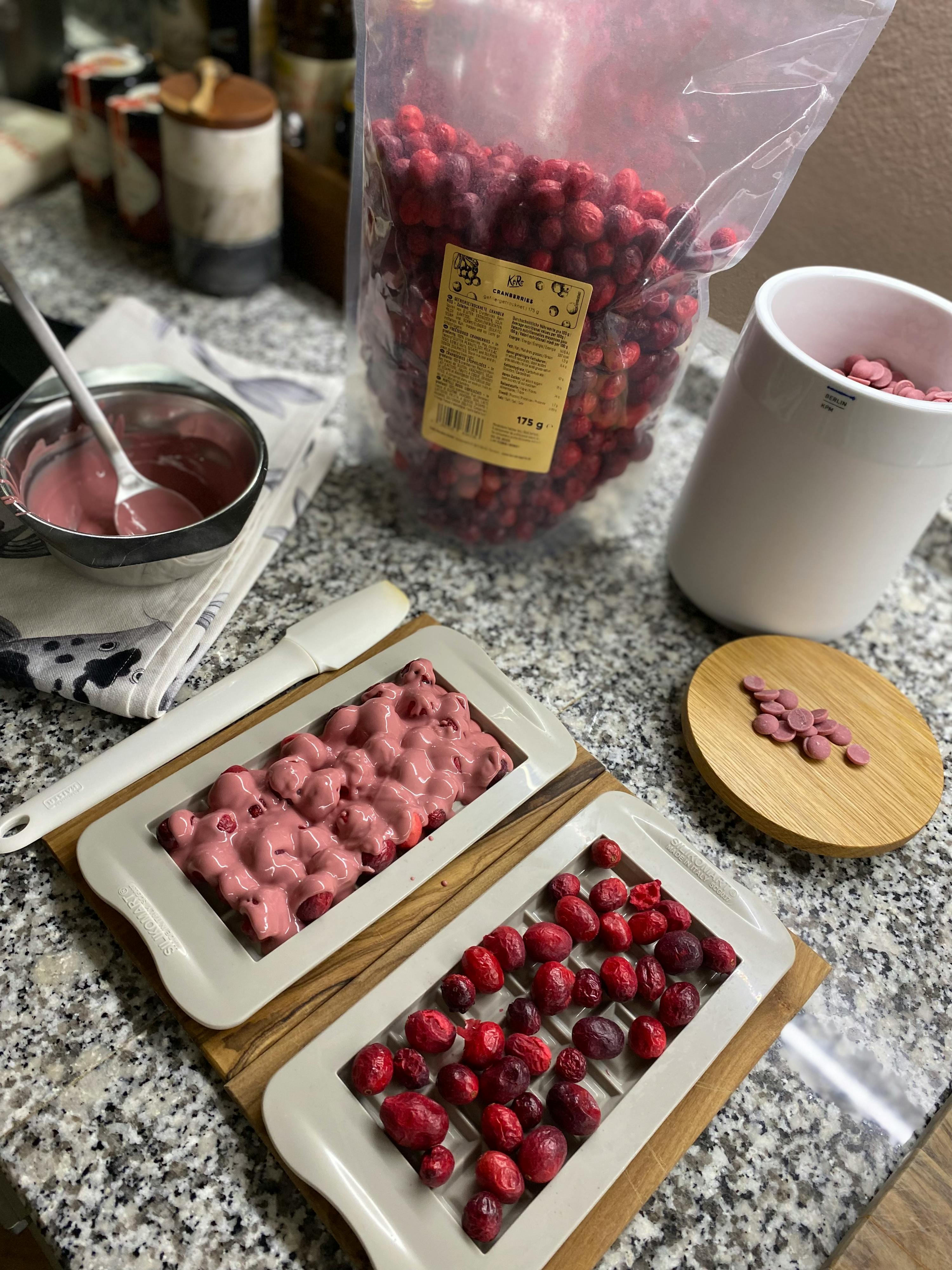 ein Stück Schokolade mit Kirschen darauf steht auf einem Schneidebrett