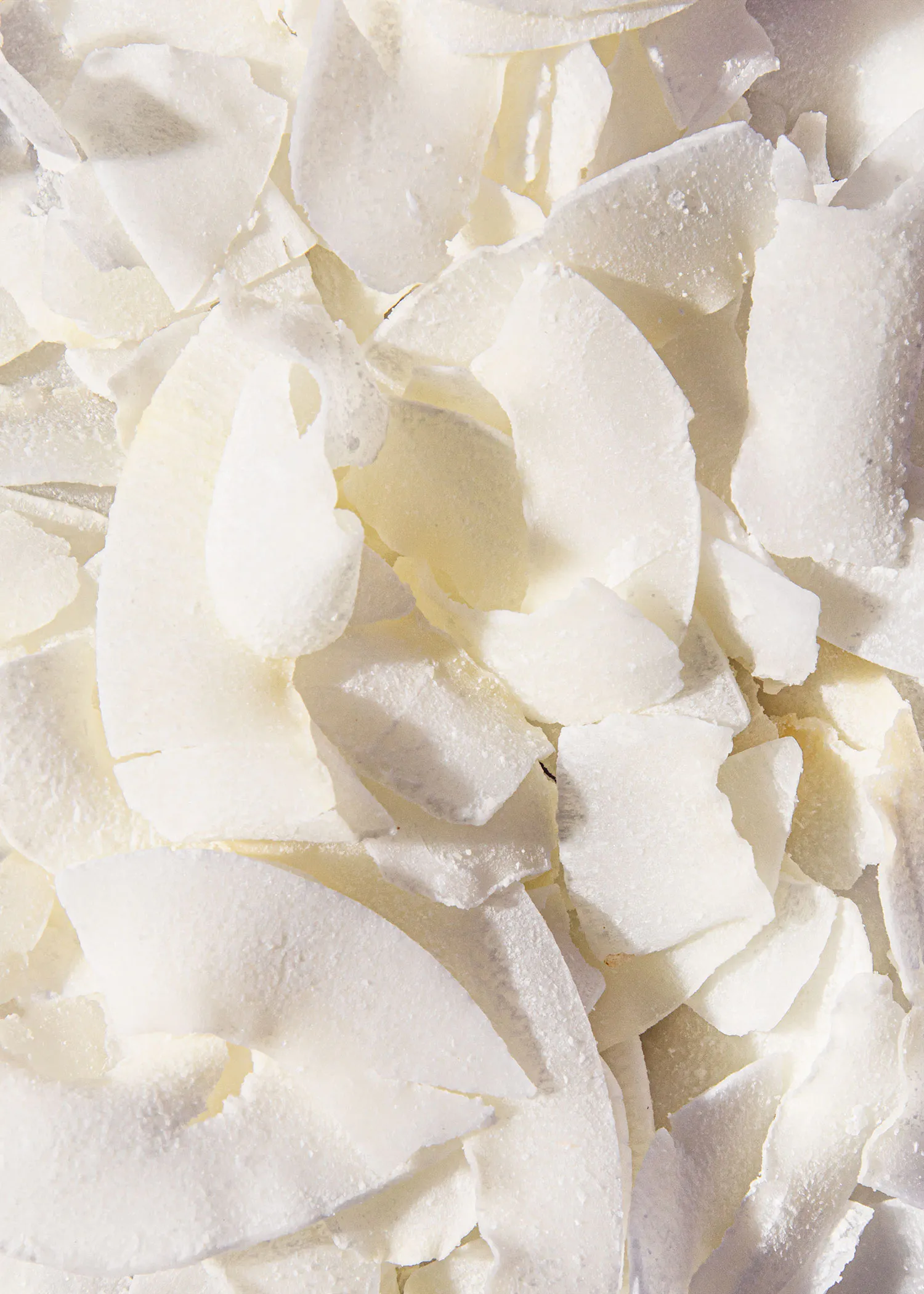 un gros plan d' une pile de noix de coco râpées