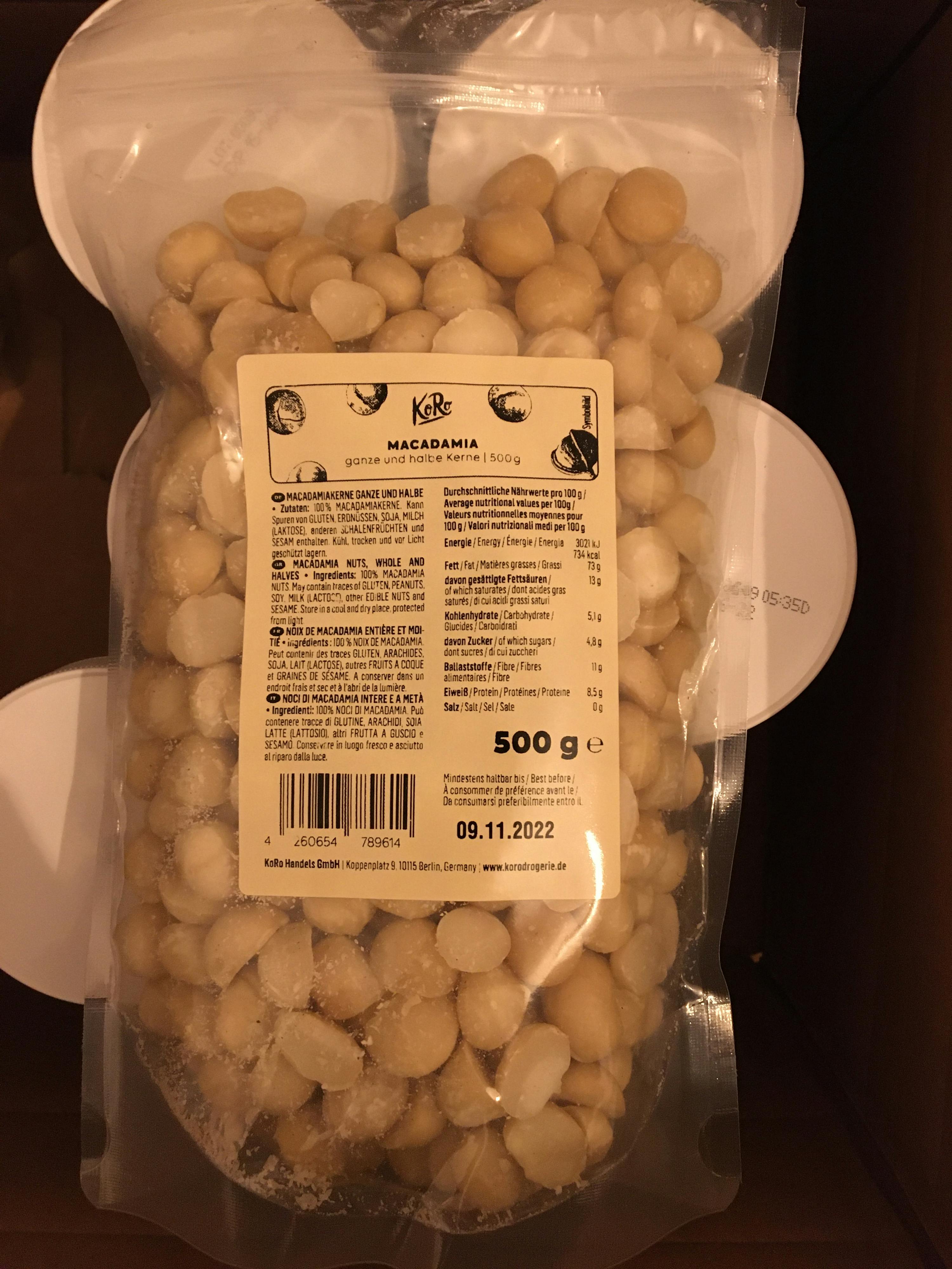 un sacchetto di noci di macadamia è seduto su un tavolo