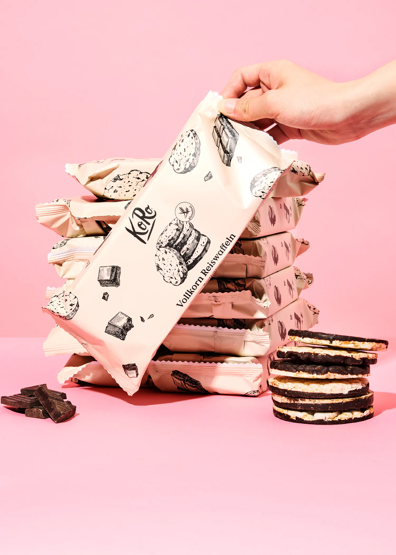 Eine Person hält eine Packung vollkorn-waffeln in der Hand