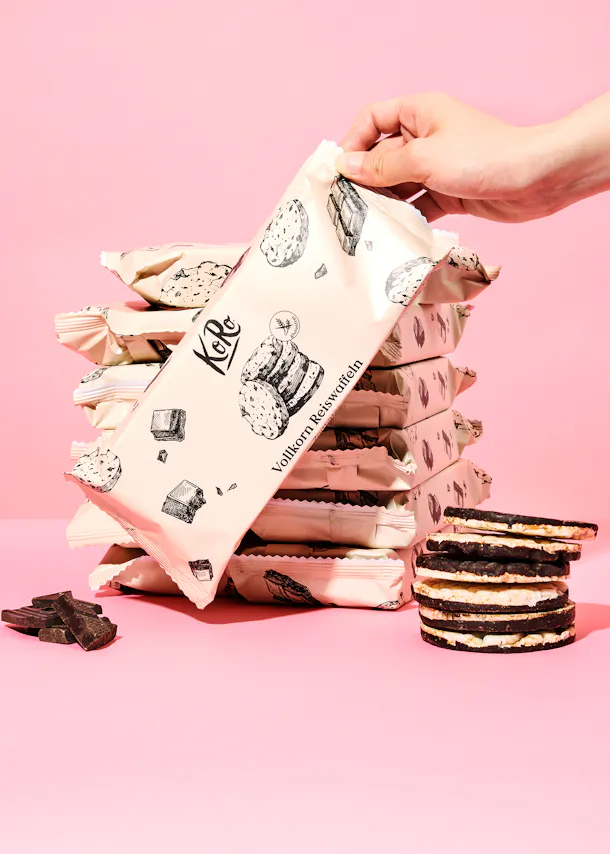 une personne tient une pile de biscuits avec l' écriture vollkorn beiswaffeln