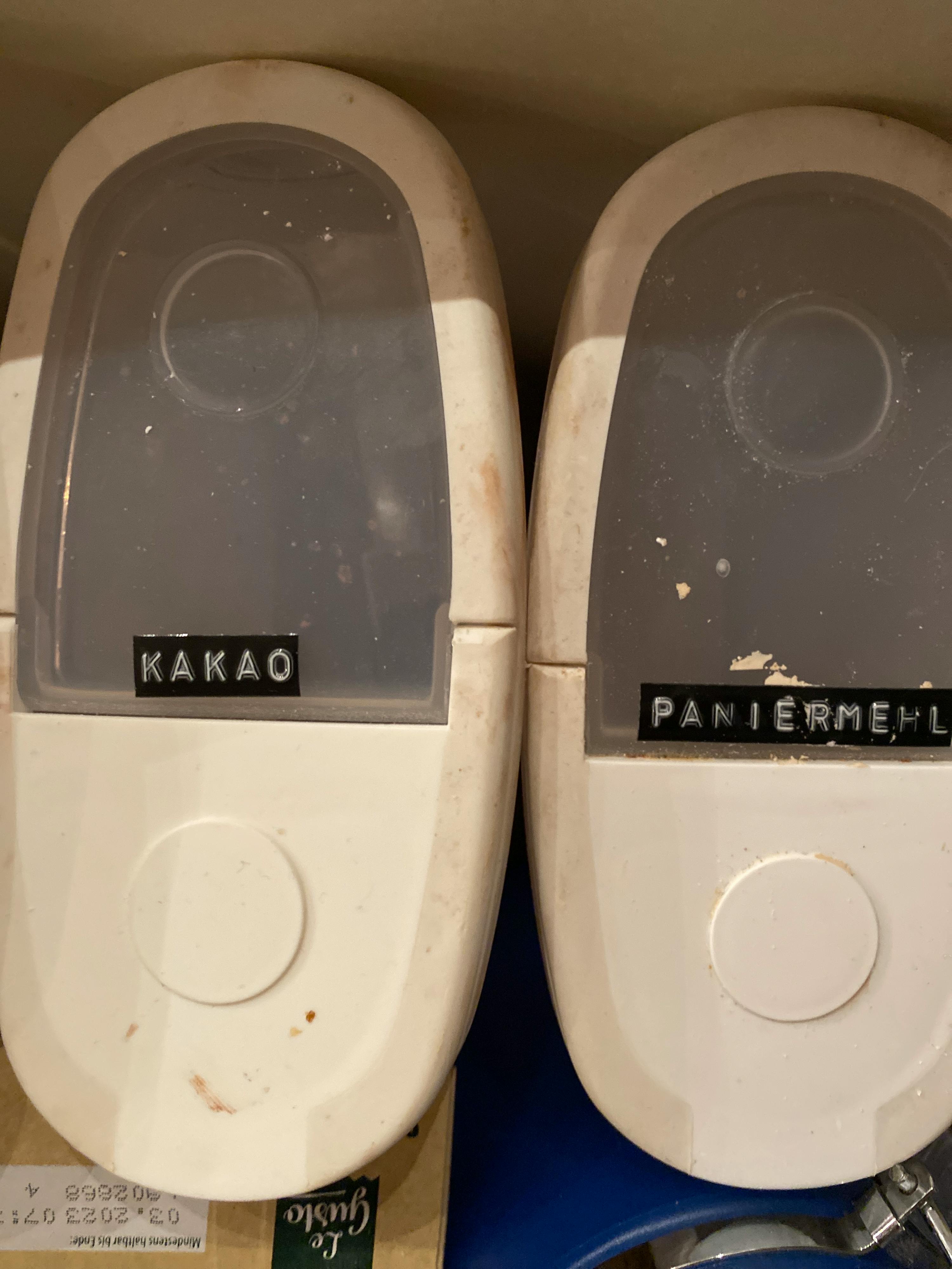 two containers with the word kakao on them